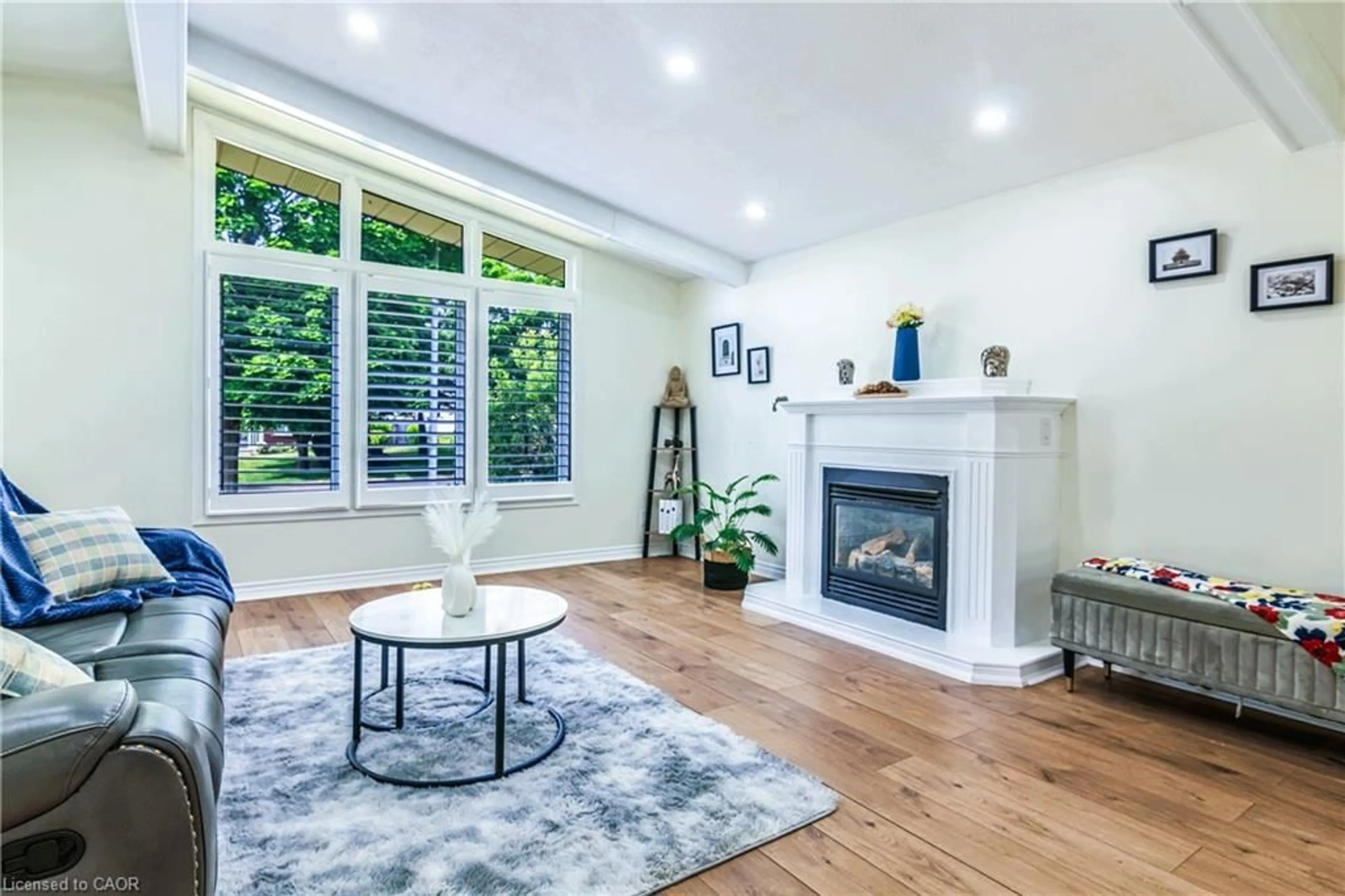 Living room with furniture, wood/laminate floor for 350 Boxbury Dr, Waterloo Ontario N2K 1W2