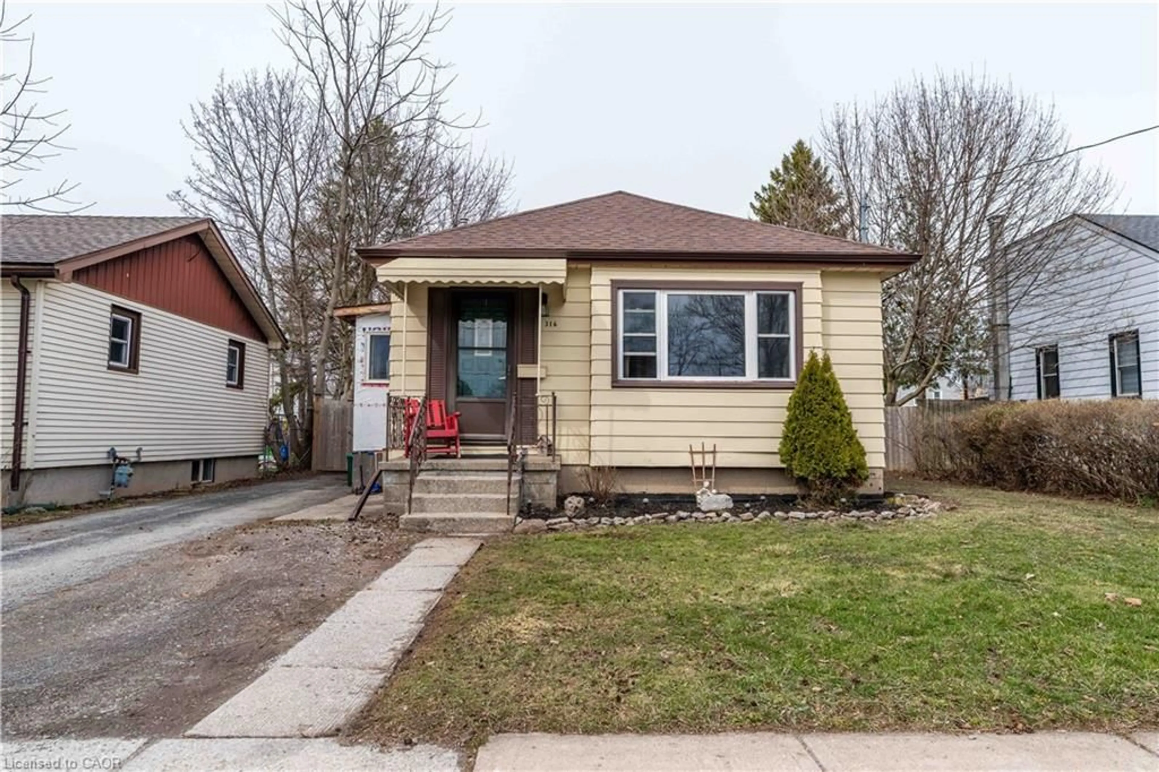 Home with vinyl exterior material, street for 316 Dufferin St, Fort Erie Ontario L2A 2T9