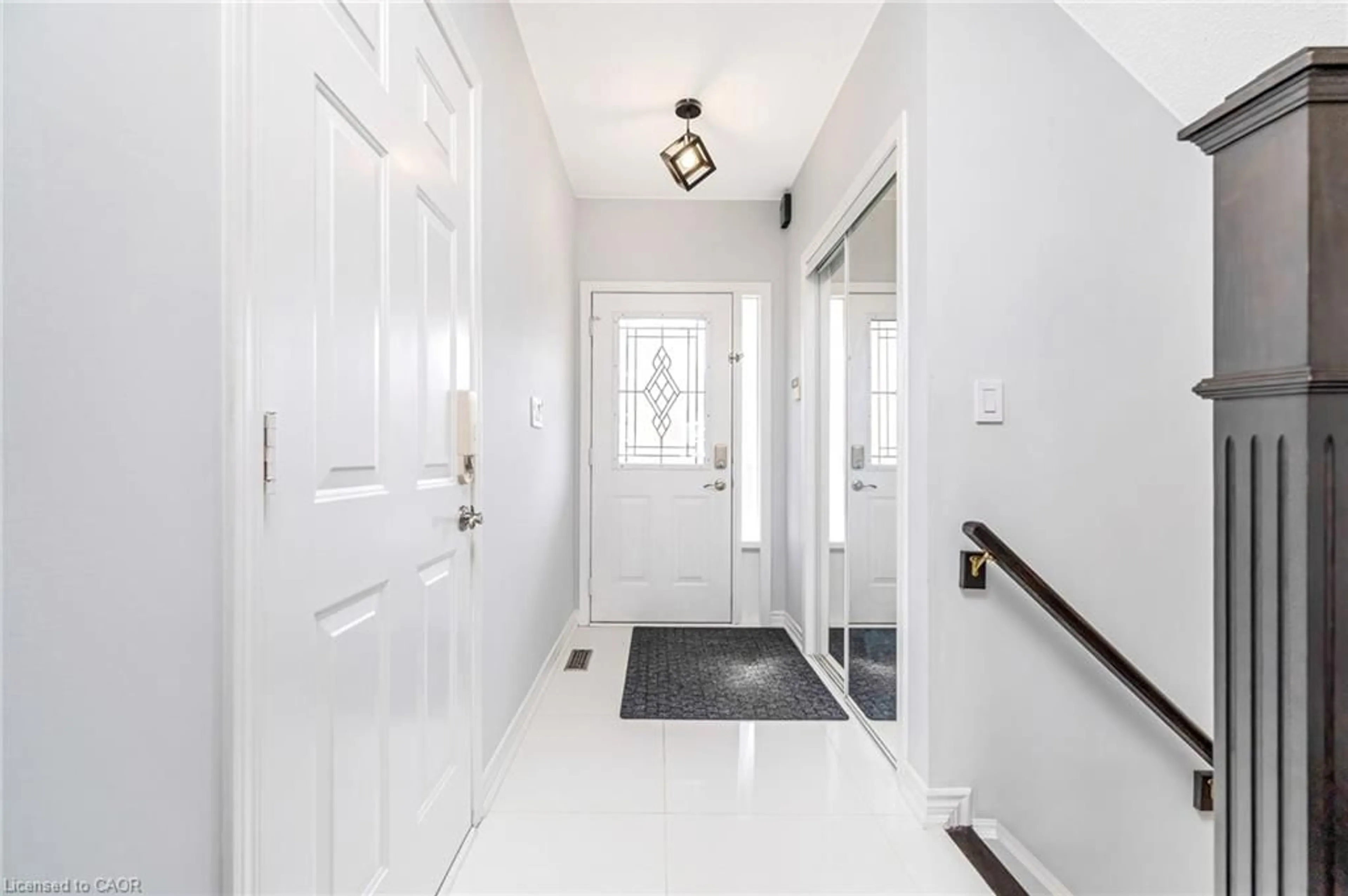 Indoor entryway for 1617 Cartwright Cres, Milton Ontario L9T 5N6