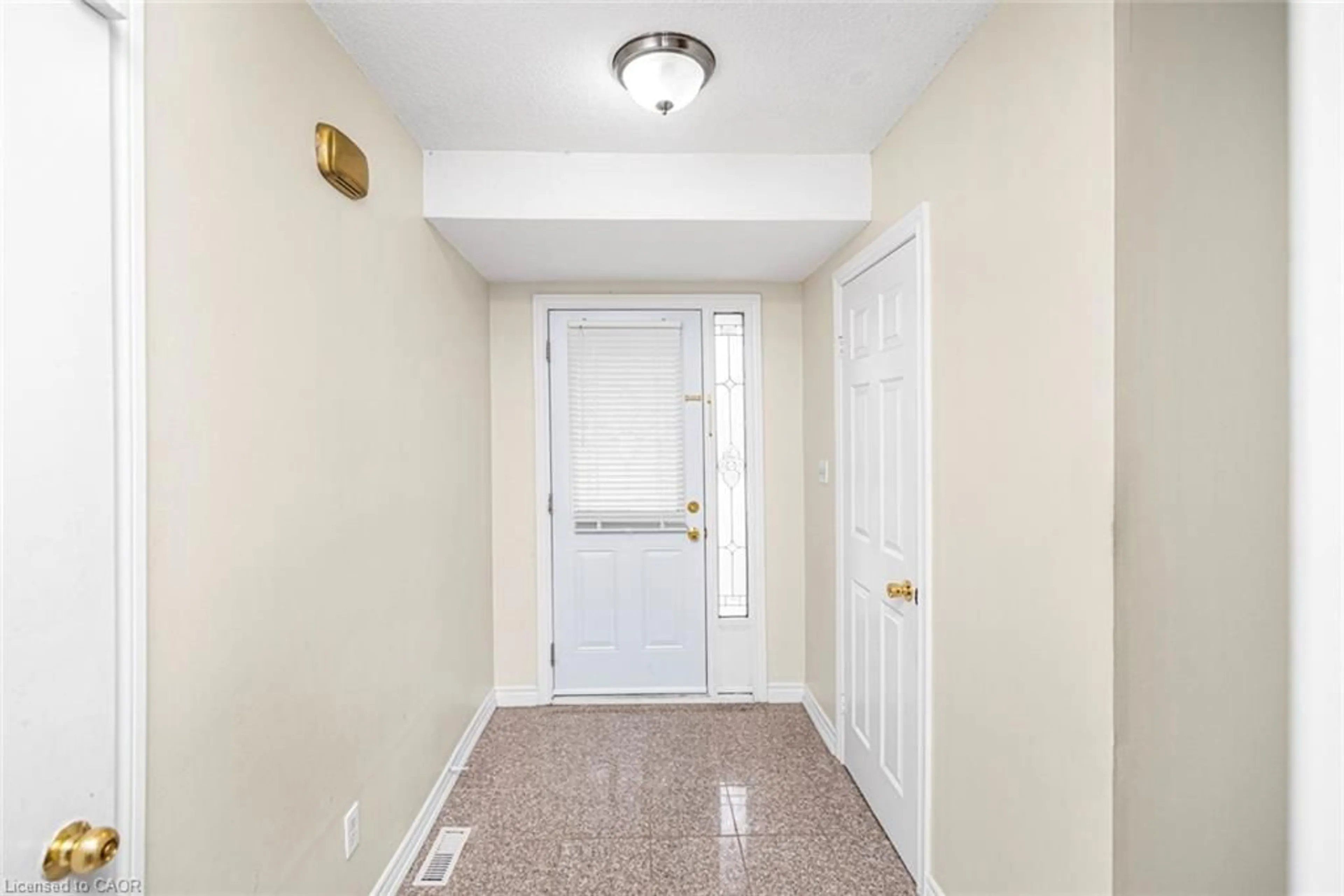 Indoor entryway for 391 Stone Church Rd #52, Hamilton Ontario L9B 2H2