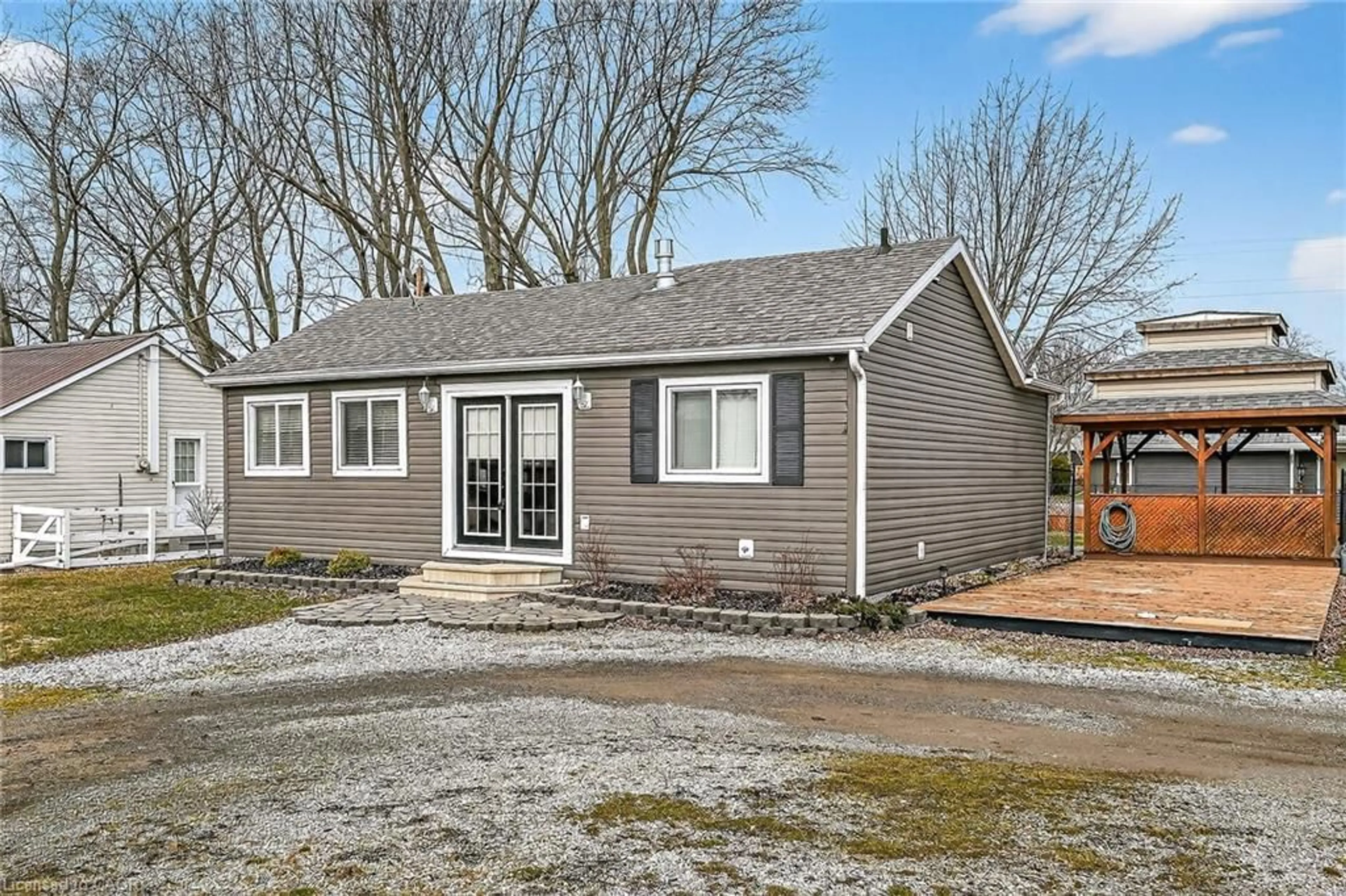 Home with vinyl exterior material, street for 277 Blue Water Pky, Selkirk Ontario N0A 1P0