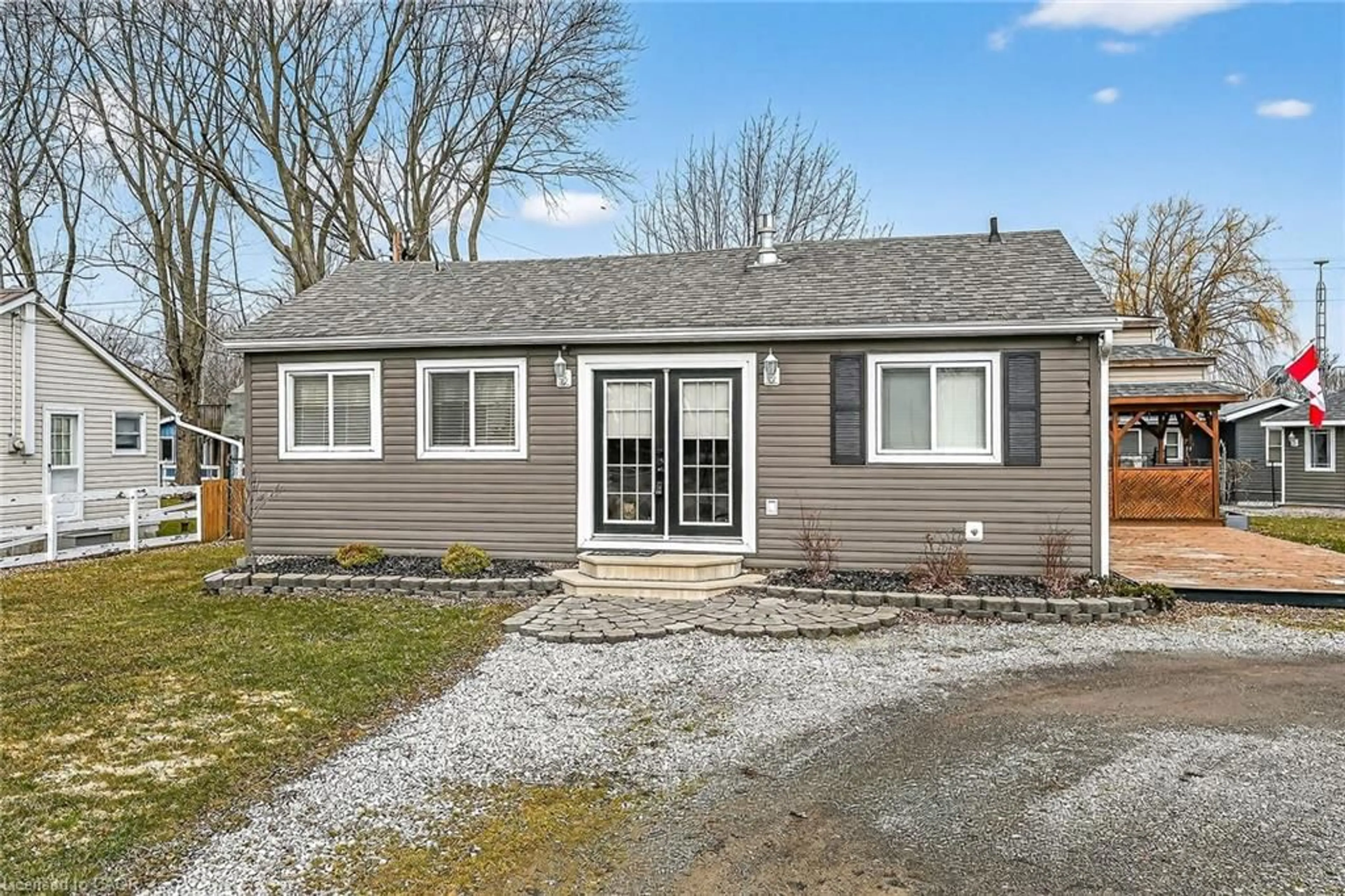 Home with vinyl exterior material, street for 277 Blue Water Pky, Selkirk Ontario N0A 1P0