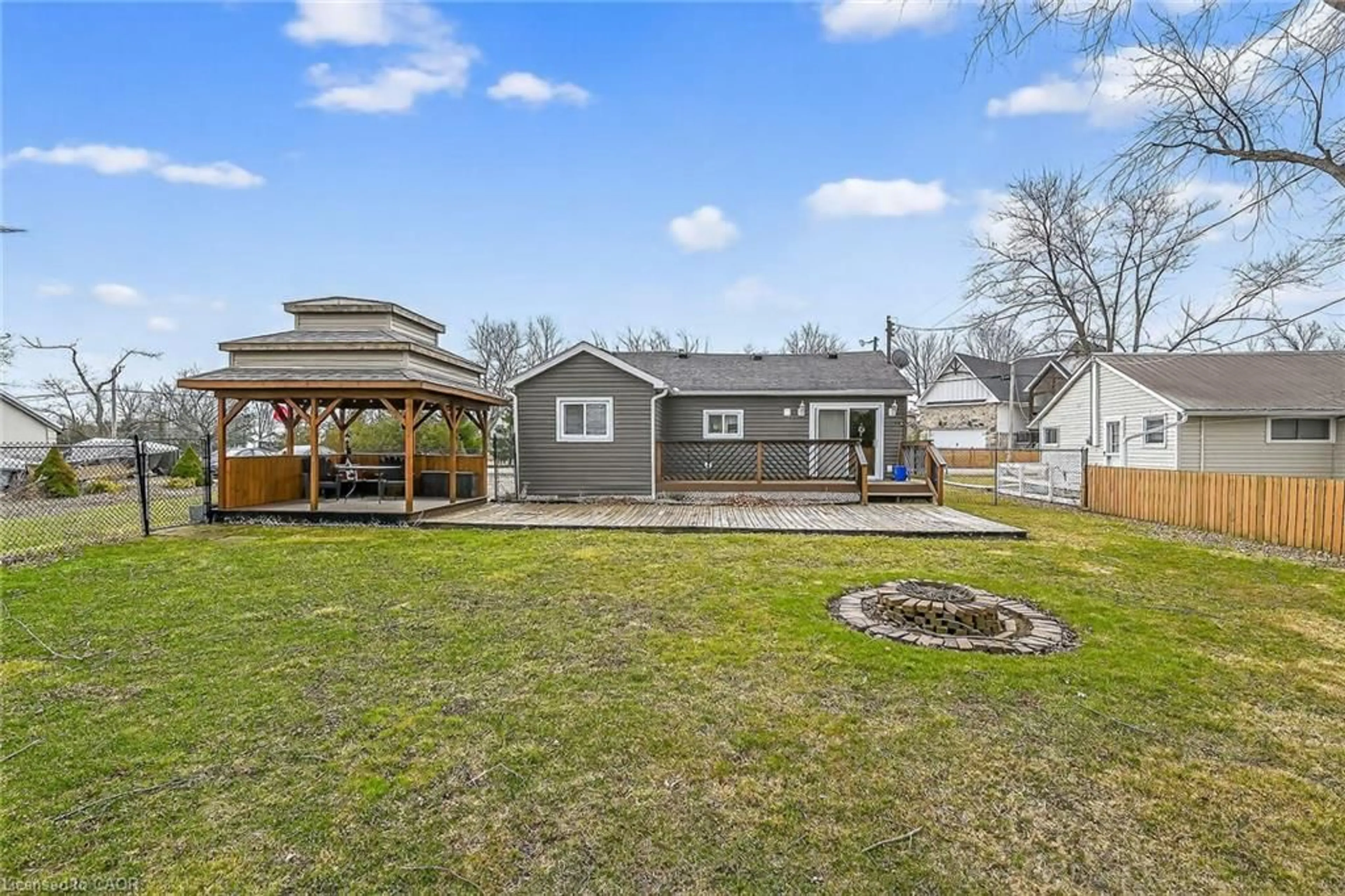 A pic from outside/outdoor area/front of a property/back of a property/a pic from drone, water/lake/river/ocean view for 277 Blue Water Pky, Selkirk Ontario N0A 1P0