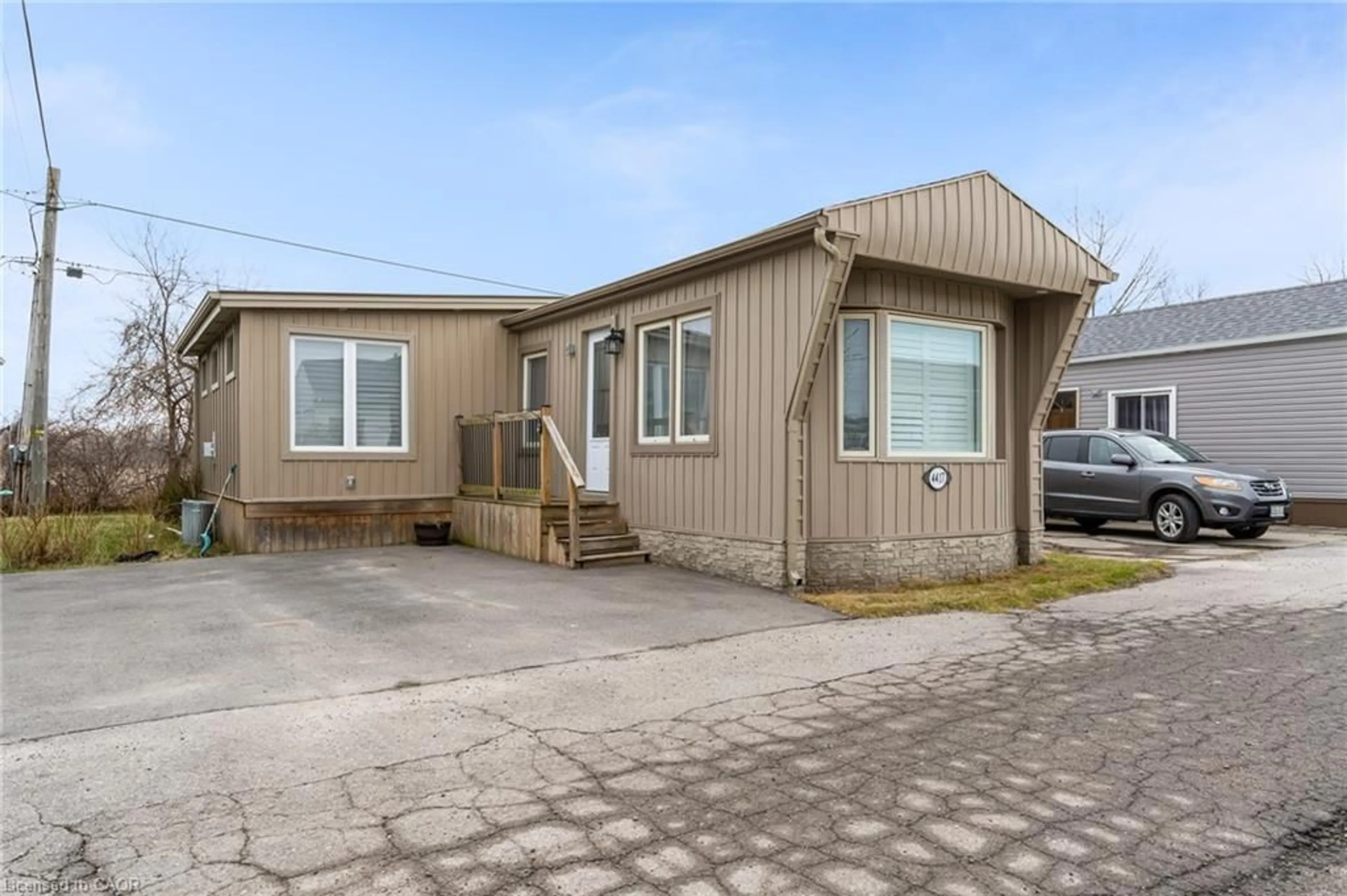 Home with vinyl exterior material, street for 4417 Timothy Lane, Beamsville Ontario L0R 1B1