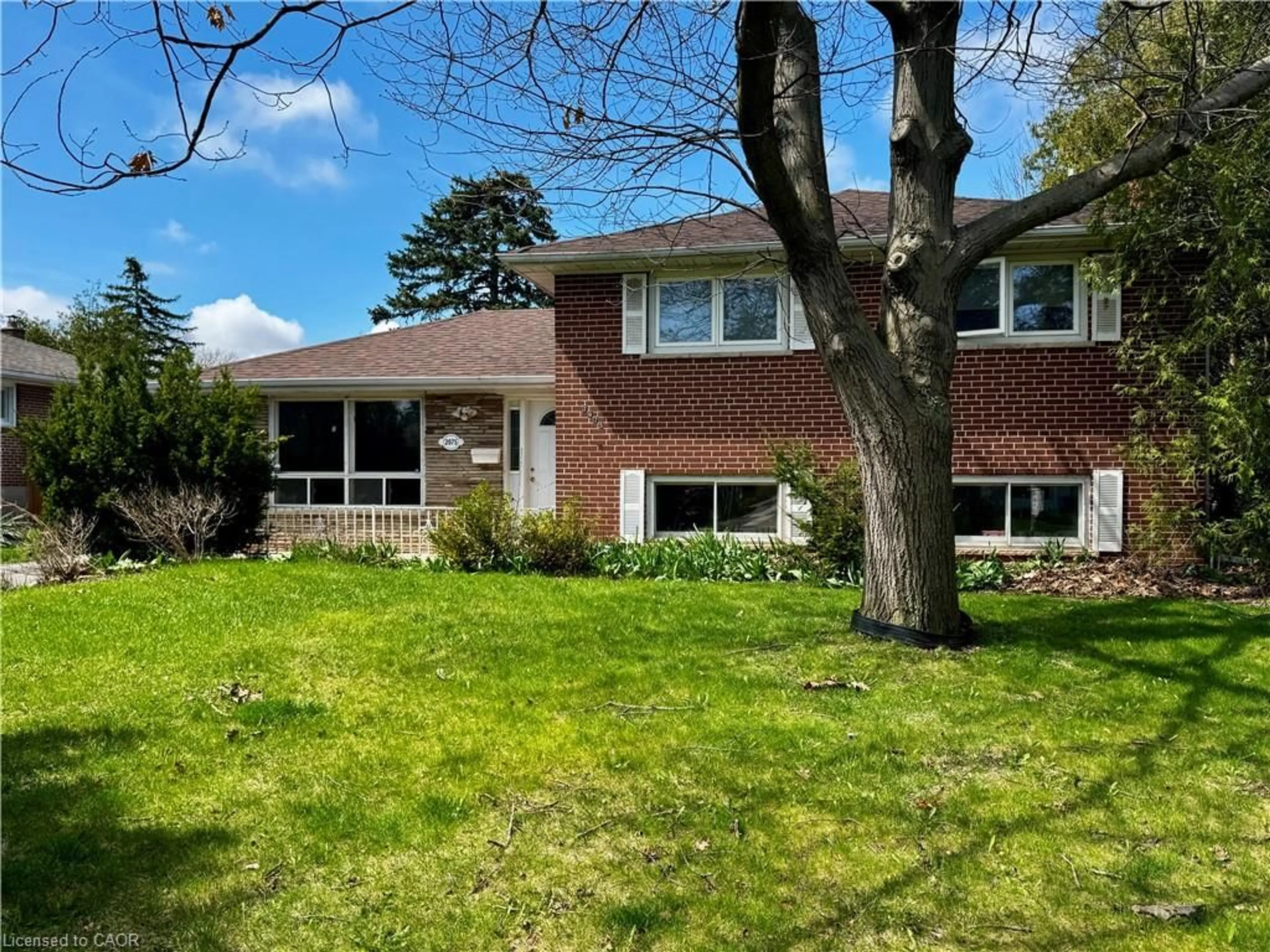 Home with brick exterior material, street for 2075 Seabrook Dr, Oakville Ontario L6L 2T8