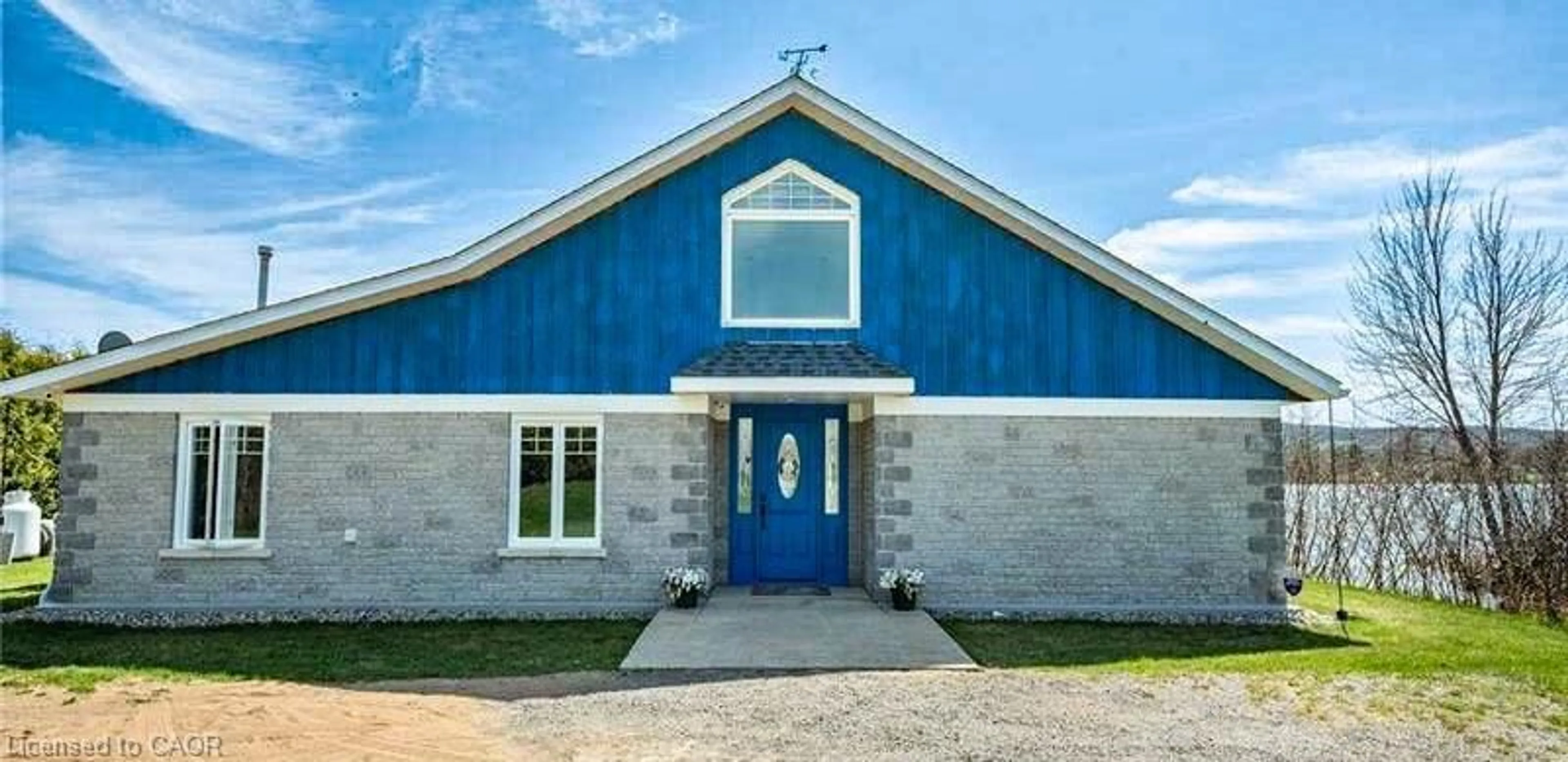 Home with vinyl exterior material, building for 137 Lakeshore Dr, Barry's Bay Ontario K0J 1B0