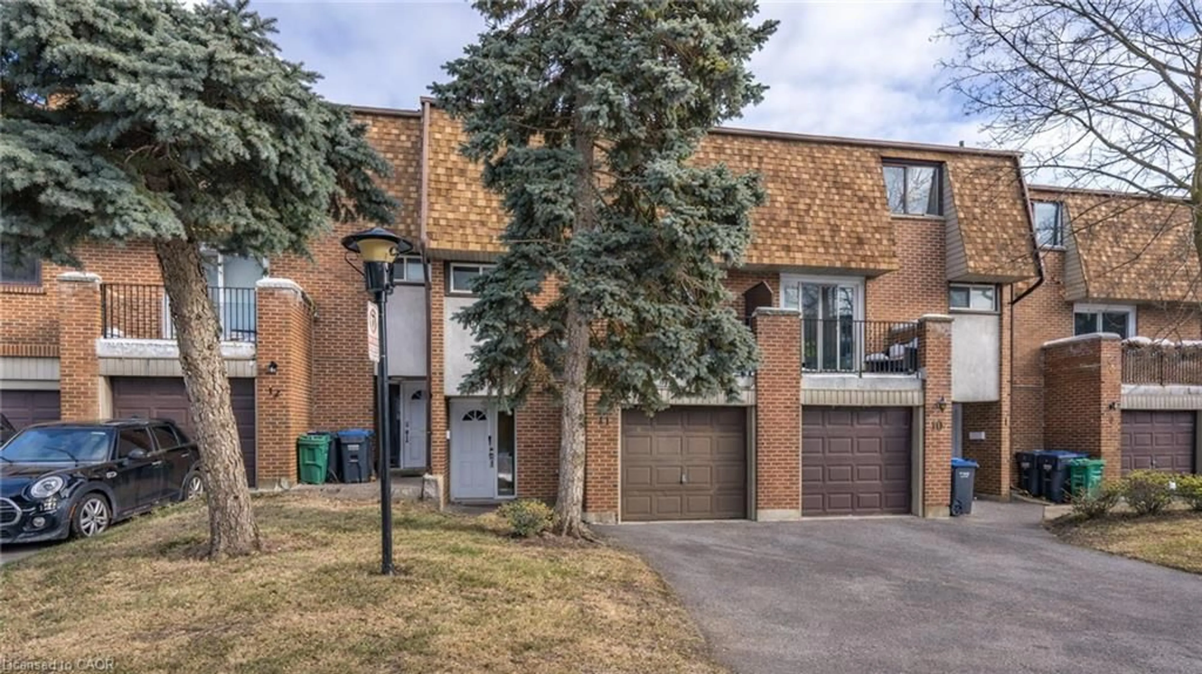 Home with brick exterior material, street for 1051 Cedarglen Gate #11, Mississauga Ontario L5C 3A7