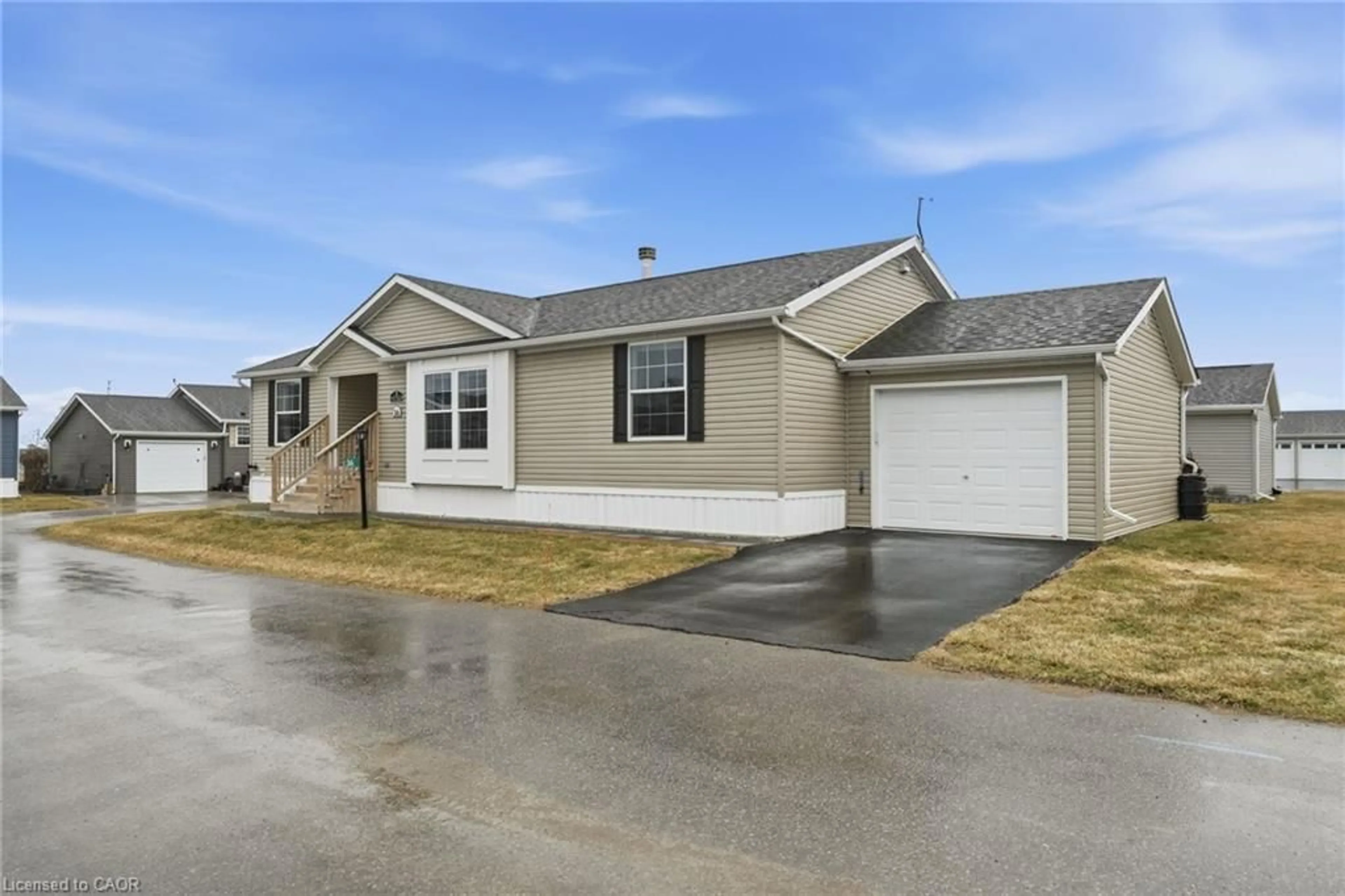 Home with vinyl exterior material, street for 36 Shady Lane, Selkirk Ontario N0A 1L0