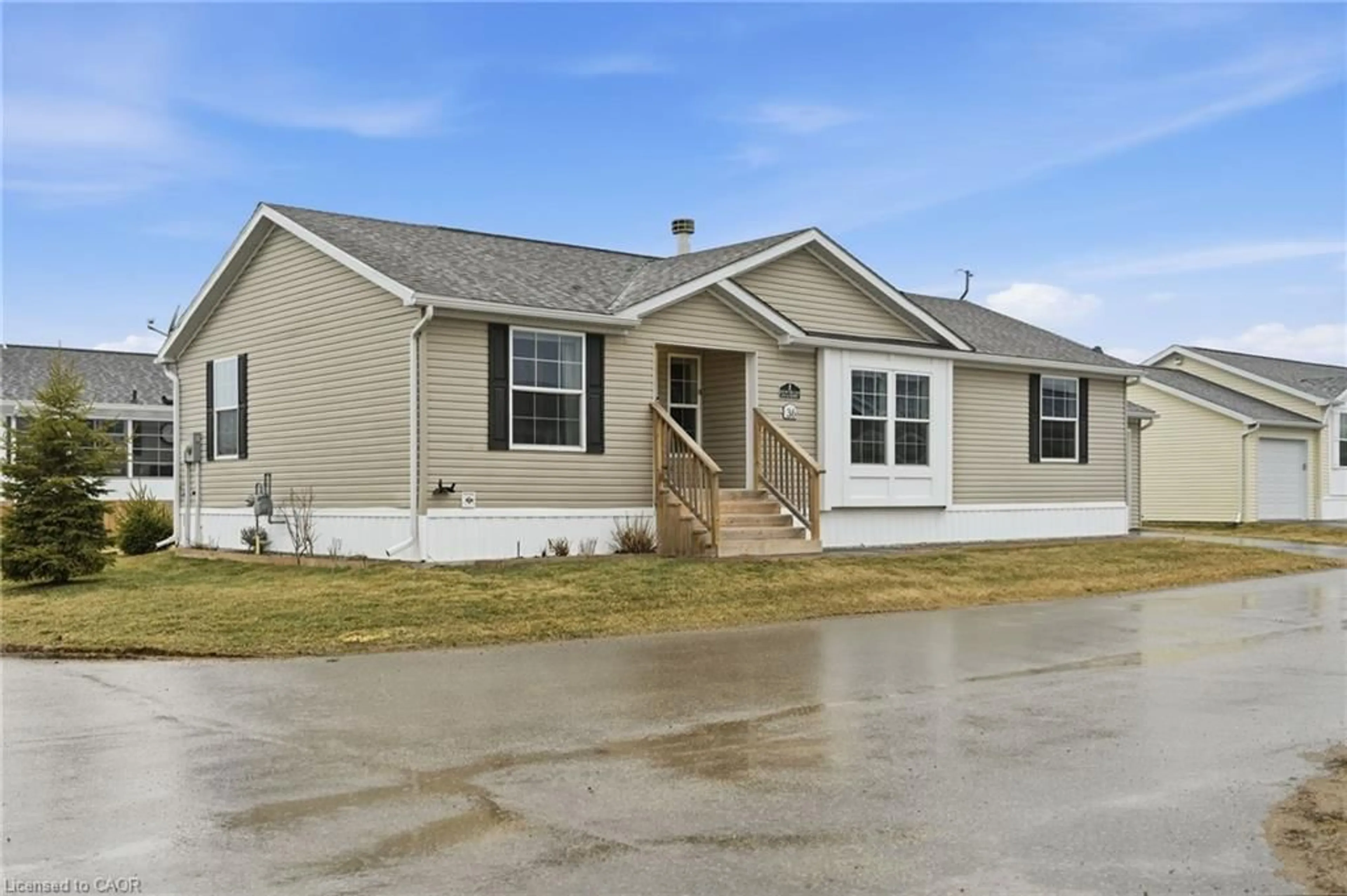 Home with vinyl exterior material, street for 36 Shady Lane, Selkirk Ontario N0A 1L0