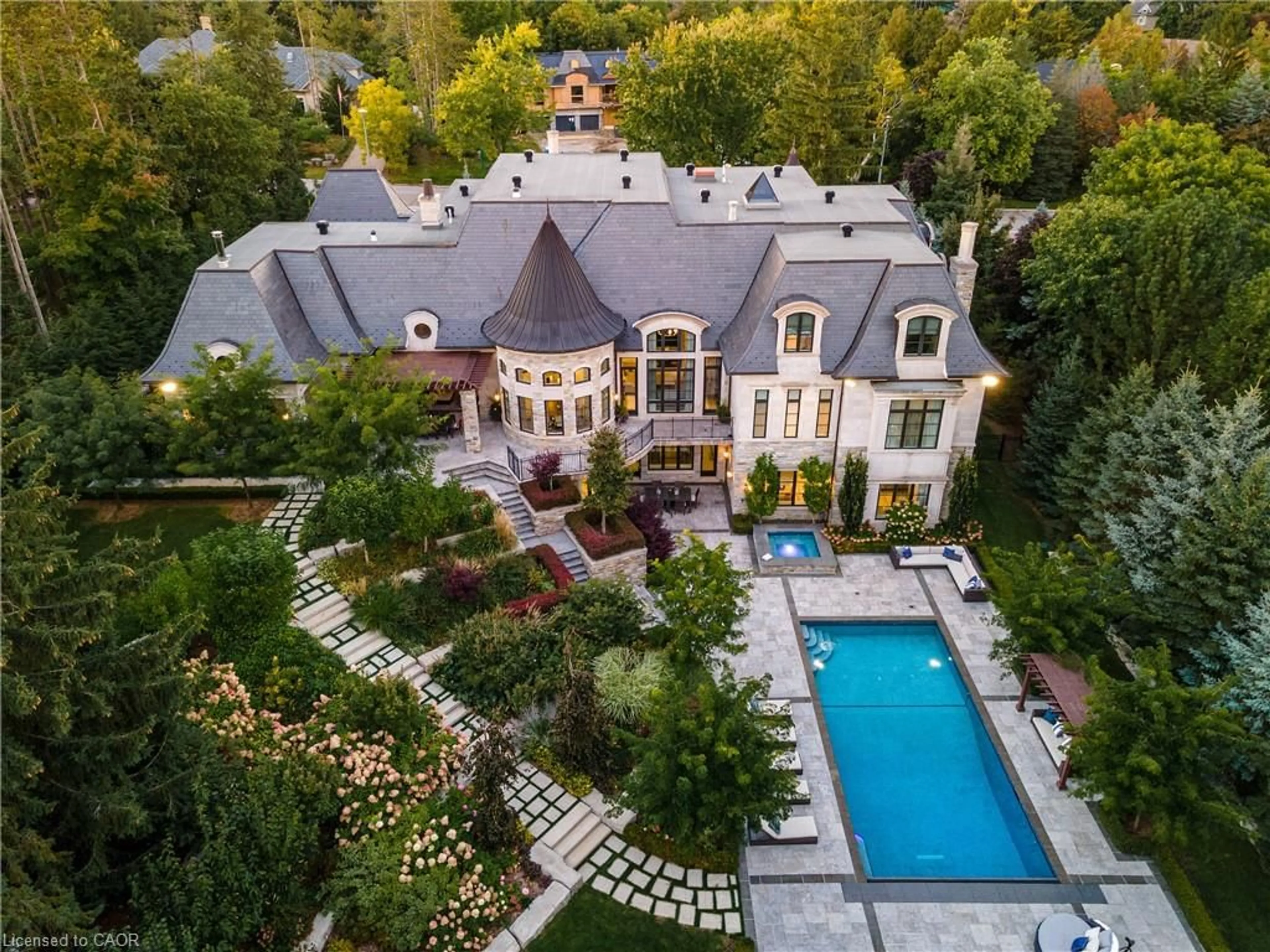 A pic from outside/outdoor area/front of a property/back of a property/a pic from drone, mountain view for 121 Rebecca Crt, Maple Ontario L6A 1G2