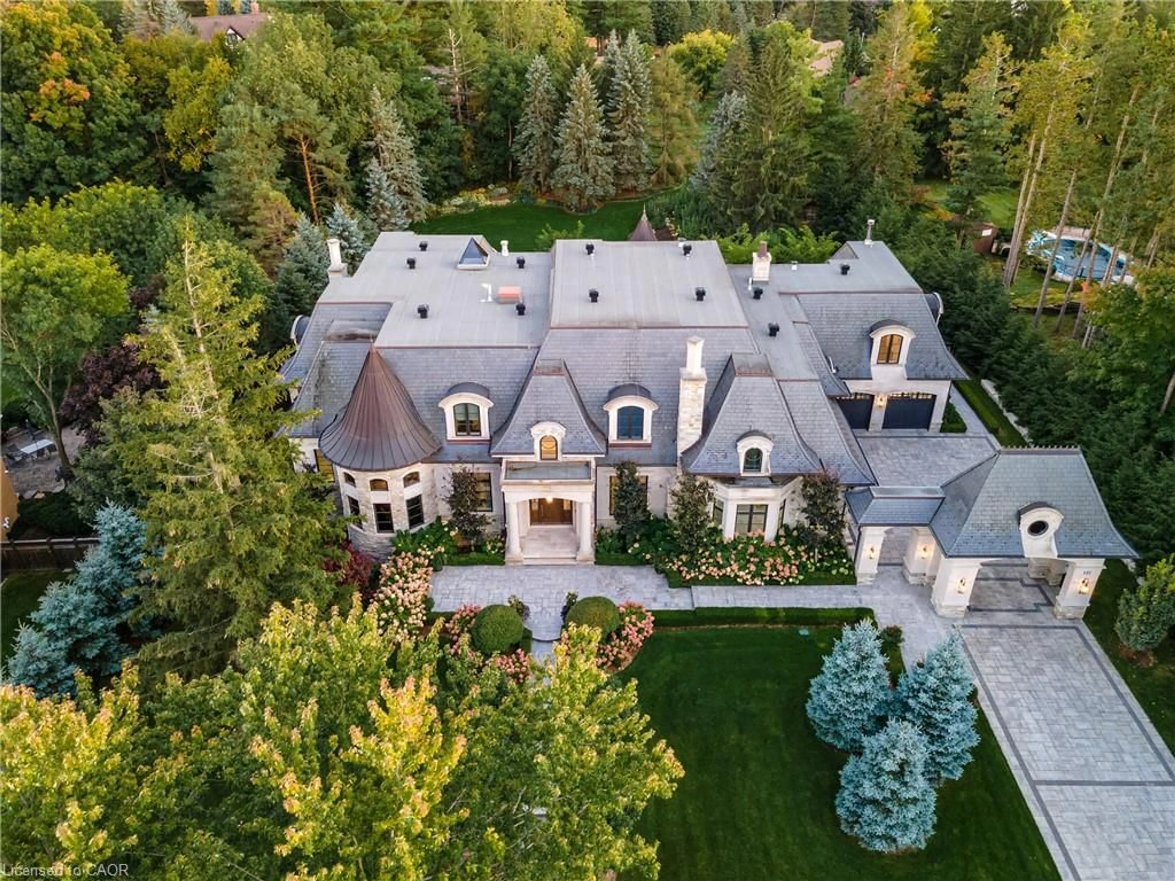 A pic from outside/outdoor area/front of a property/back of a property/a pic from drone, mountain view for 121 Rebecca Crt, Maple Ontario L6A 1G2