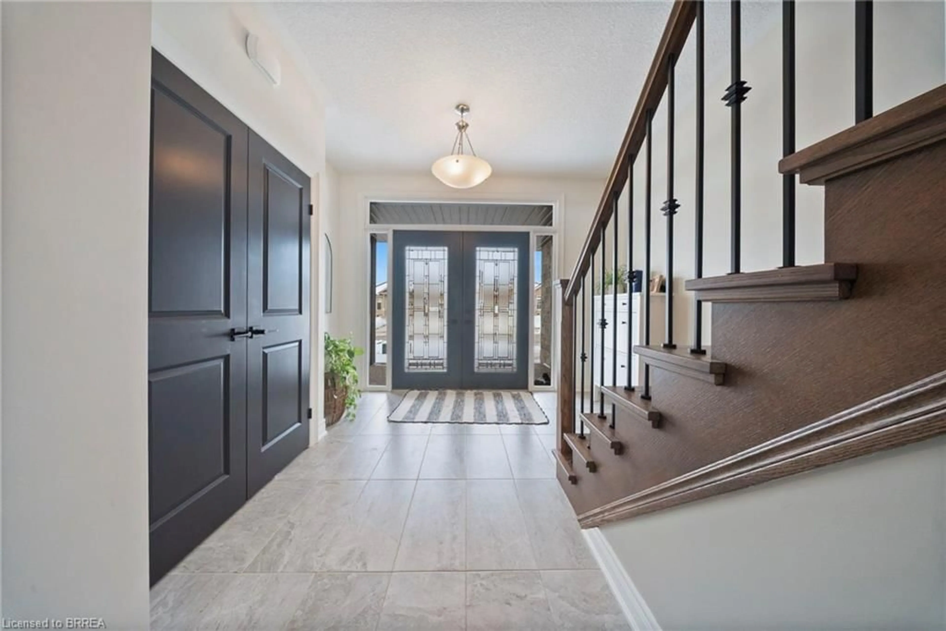 Indoor entryway for 192 Gibbons St, Waterford Ontario N0E 1Y0