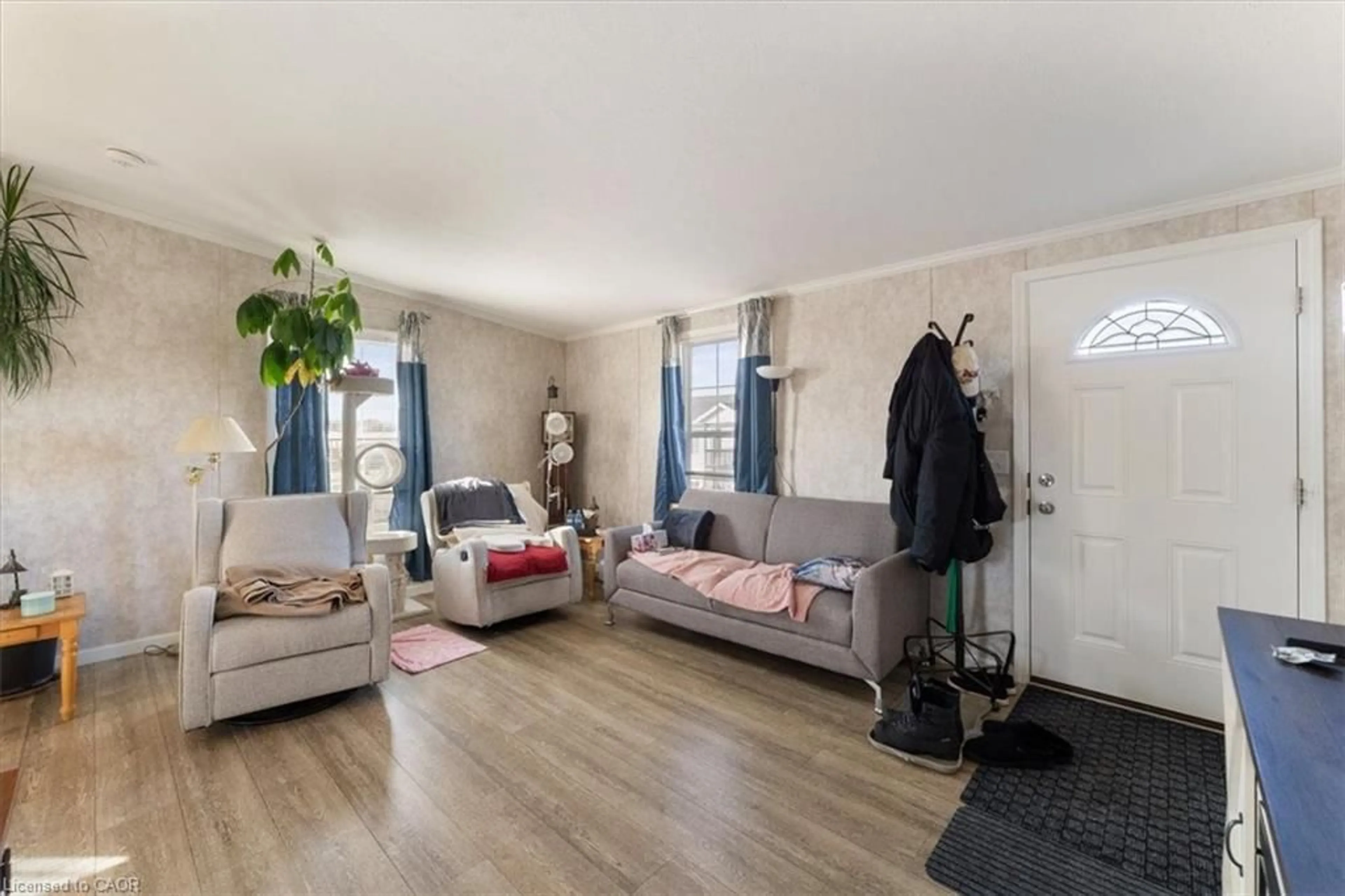 Living room with furniture, unknown for 10 Bent Willow Crt, Haldimand County Ontario N0A 1L0