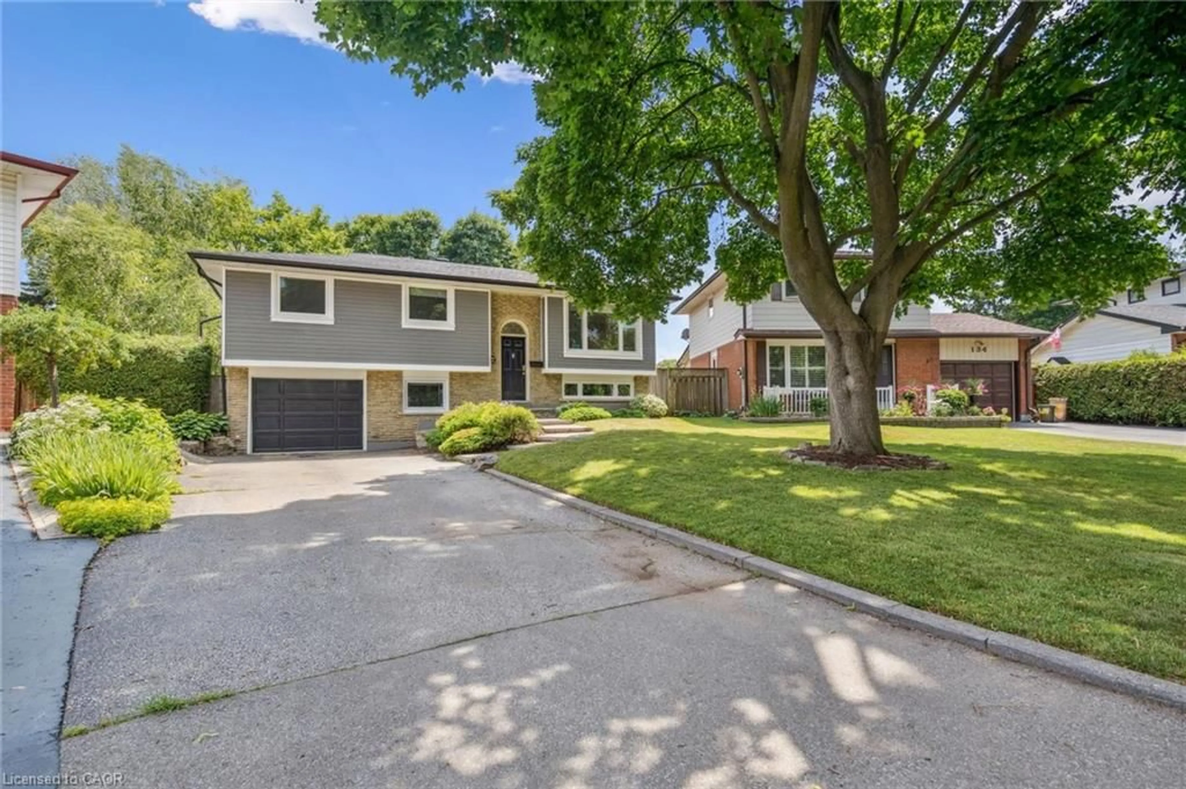 Home with vinyl exterior material, street for 132 Osborne Cres, Oakville Ontario L6H 1G1