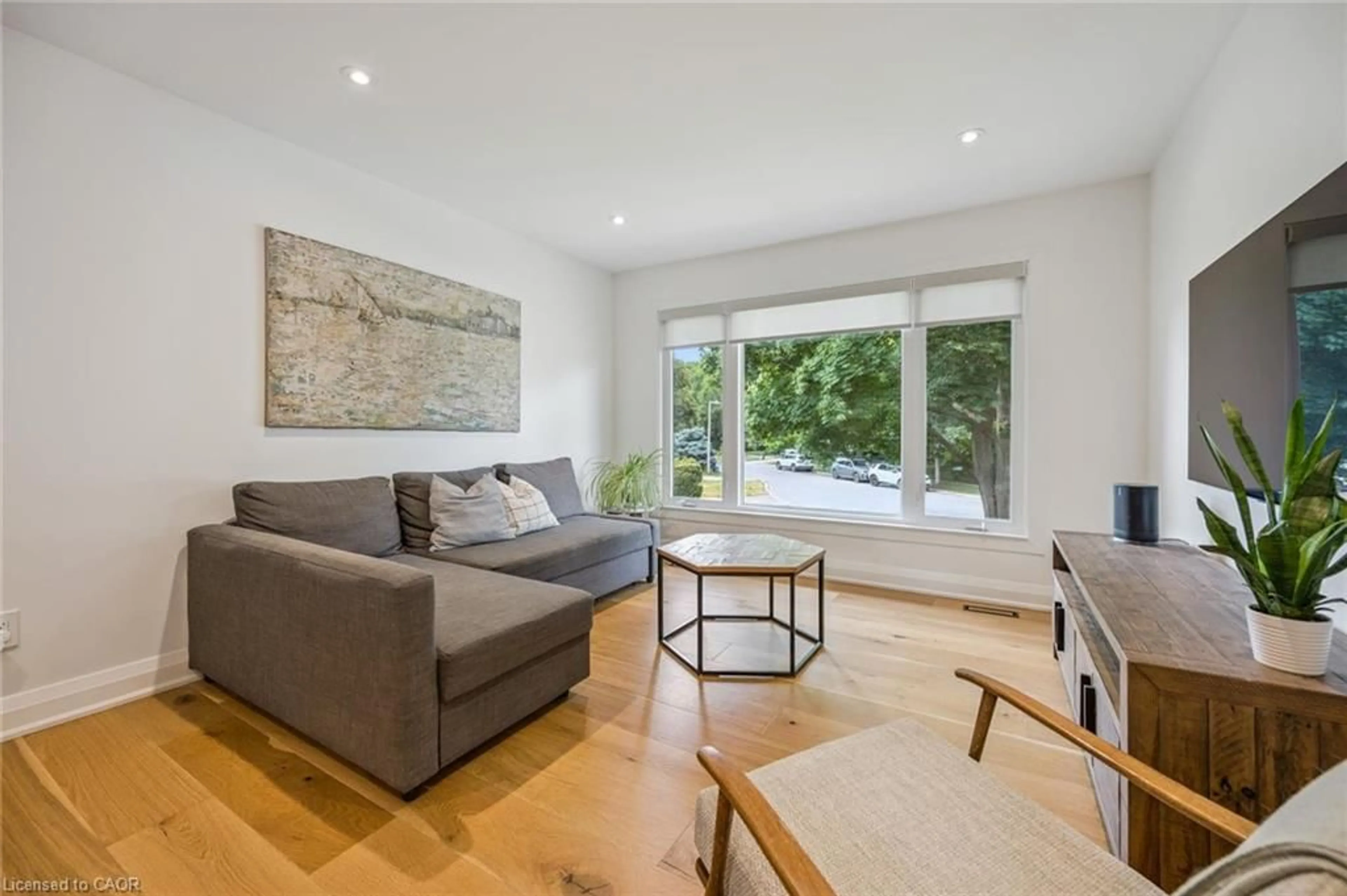 Living room with furniture, wood/laminate floor for 132 Osborne Cres, Oakville Ontario L6H 1G1