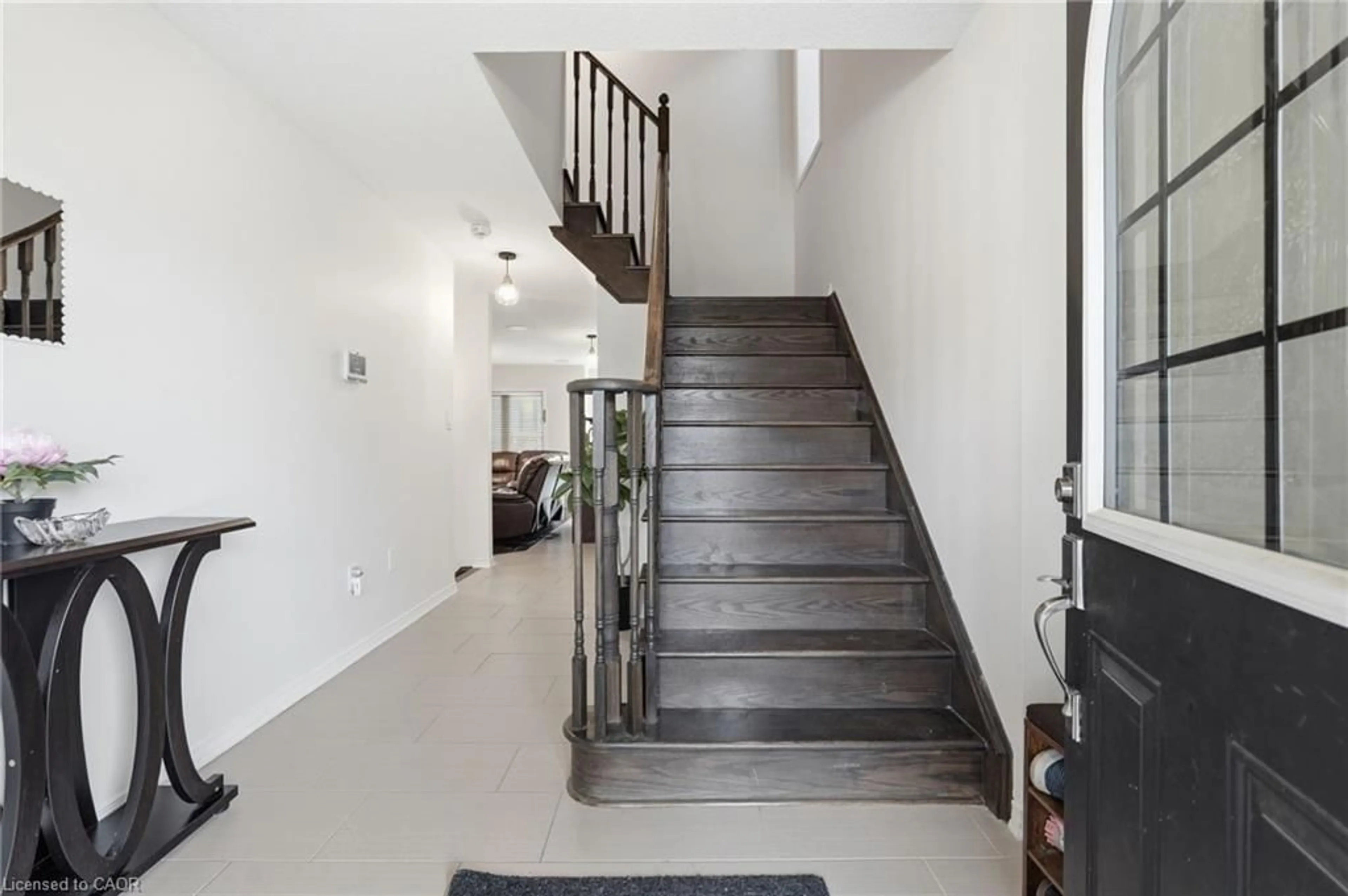 Indoor foyer for 45 Kelso Dr, Caledonia Ontario N3W 0B7