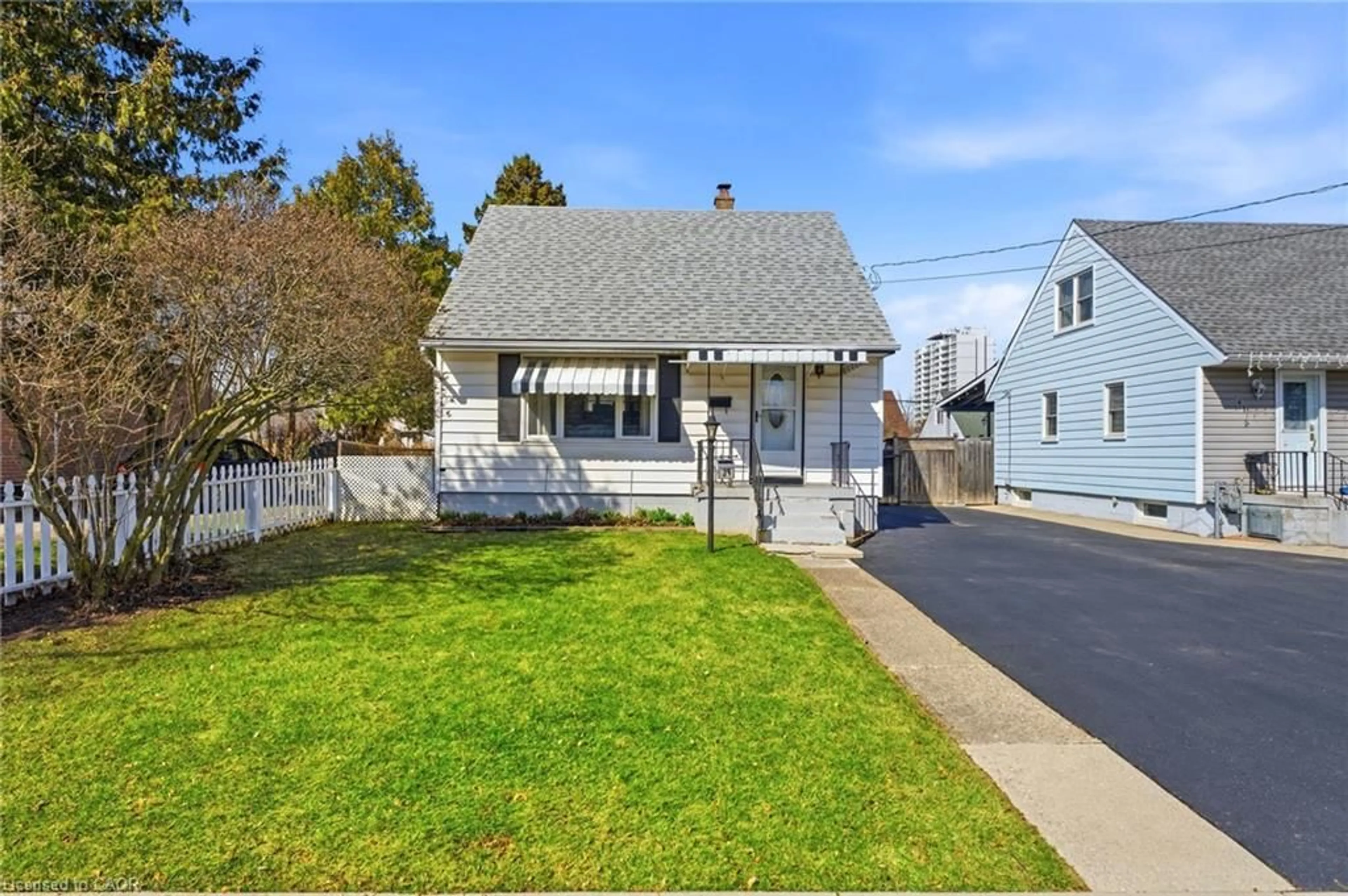 Home with vinyl exterior material, street for 39 Eastwood St, Hamilton Ontario L8H 6R6