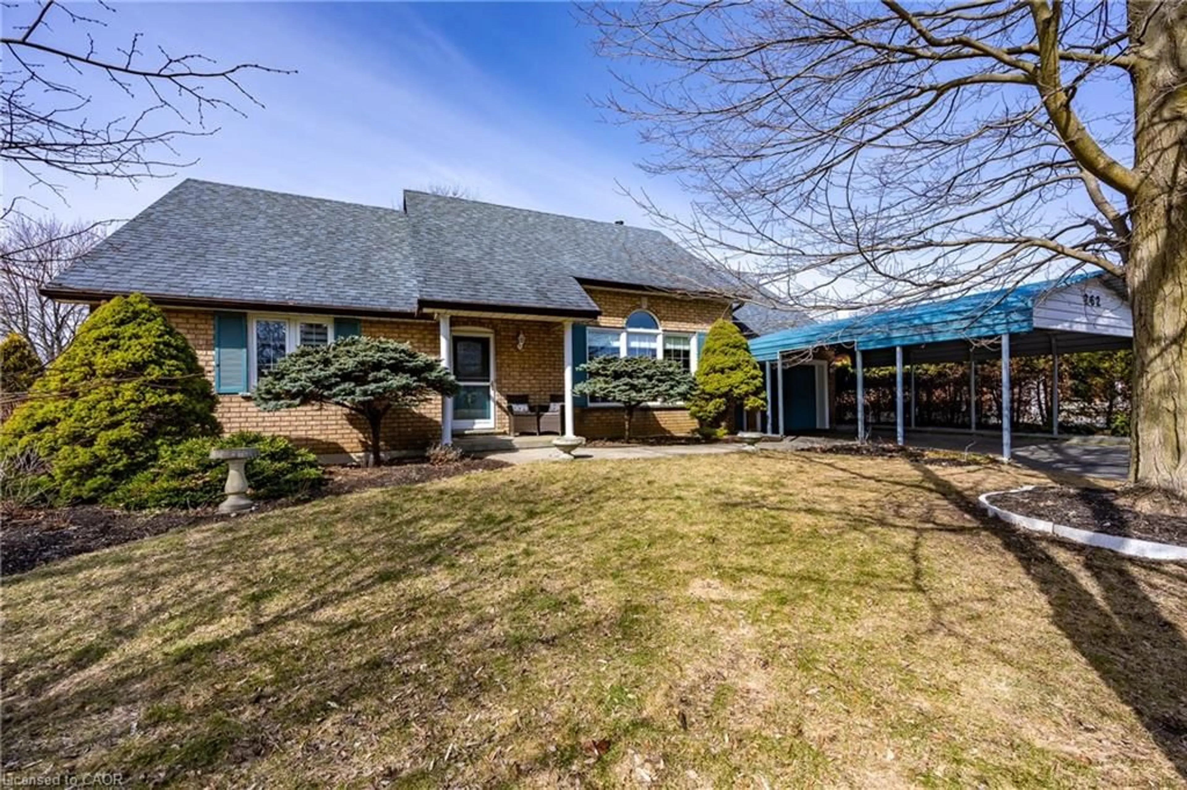 A pic from outside/outdoor area/front of a property/back of a property/a pic from drone, street for 262 Howard St, Waterford Ontario N0E 1Y0