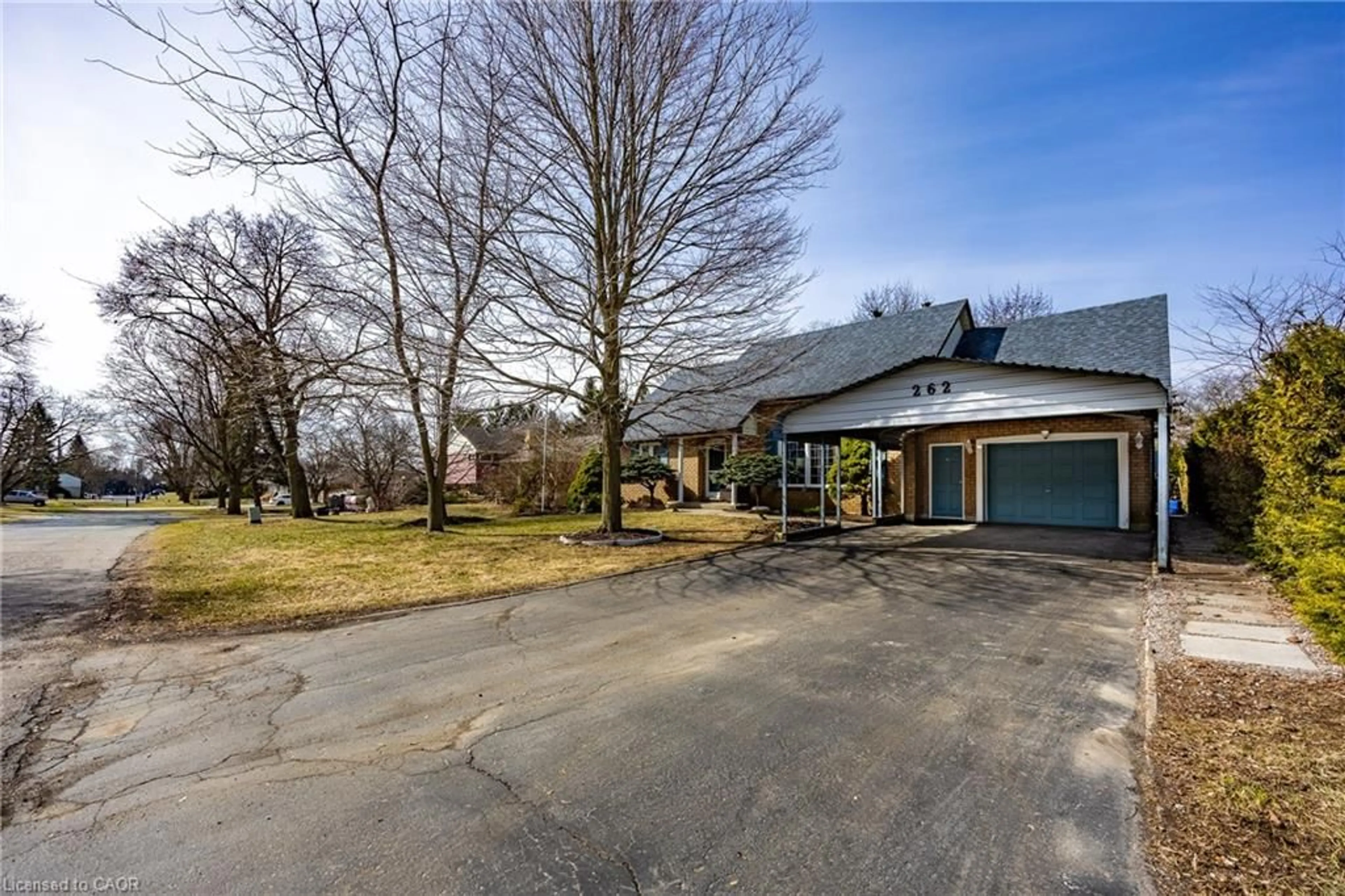 A pic from outside/outdoor area/front of a property/back of a property/a pic from drone, unknown for 262 Howard St, Waterford Ontario N0E 1Y0