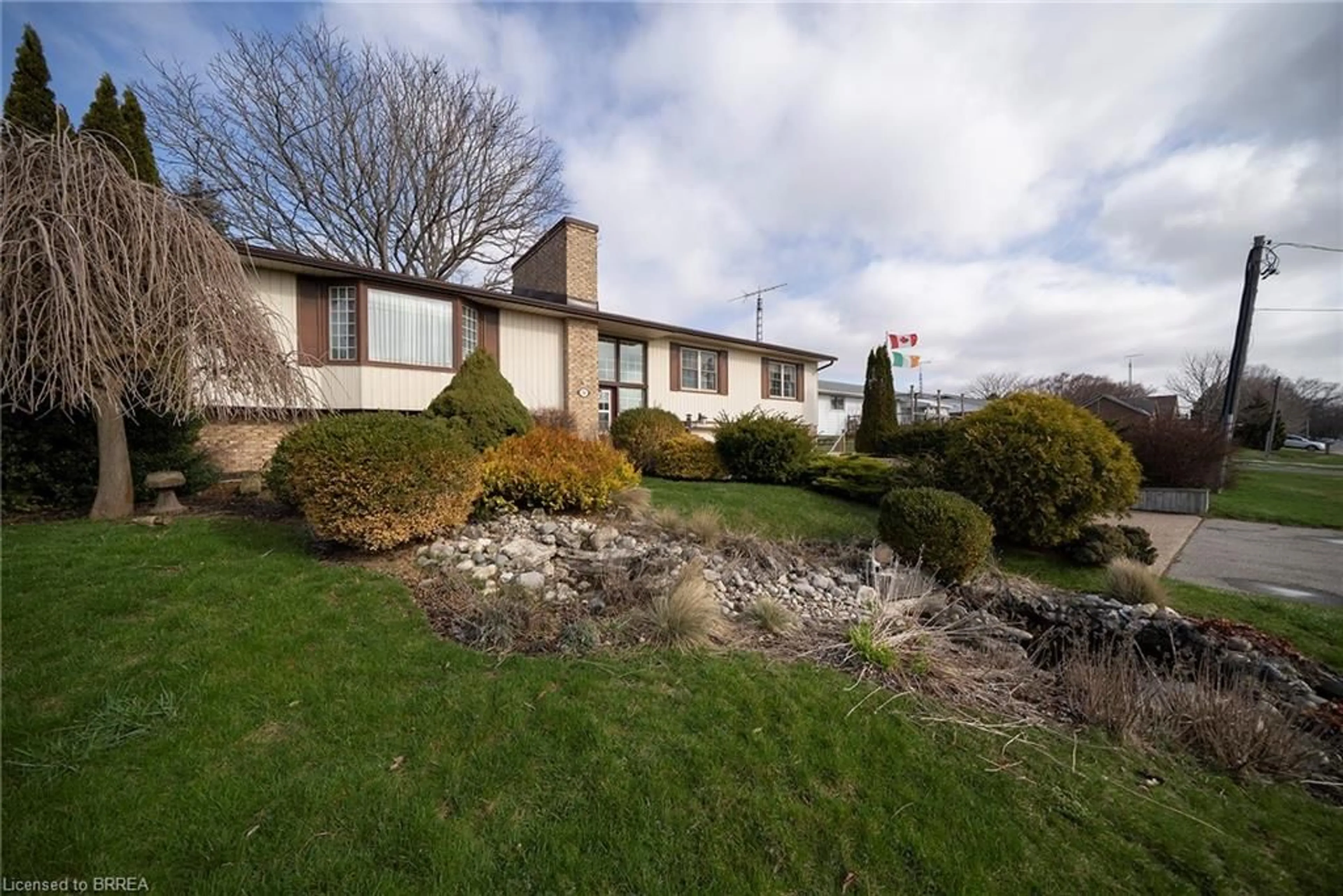 A pic from outside/outdoor area/front of a property/back of a property/a pic from drone, unknown for 54 Bee St, Booth's Harbour Ontario N0E 1P0