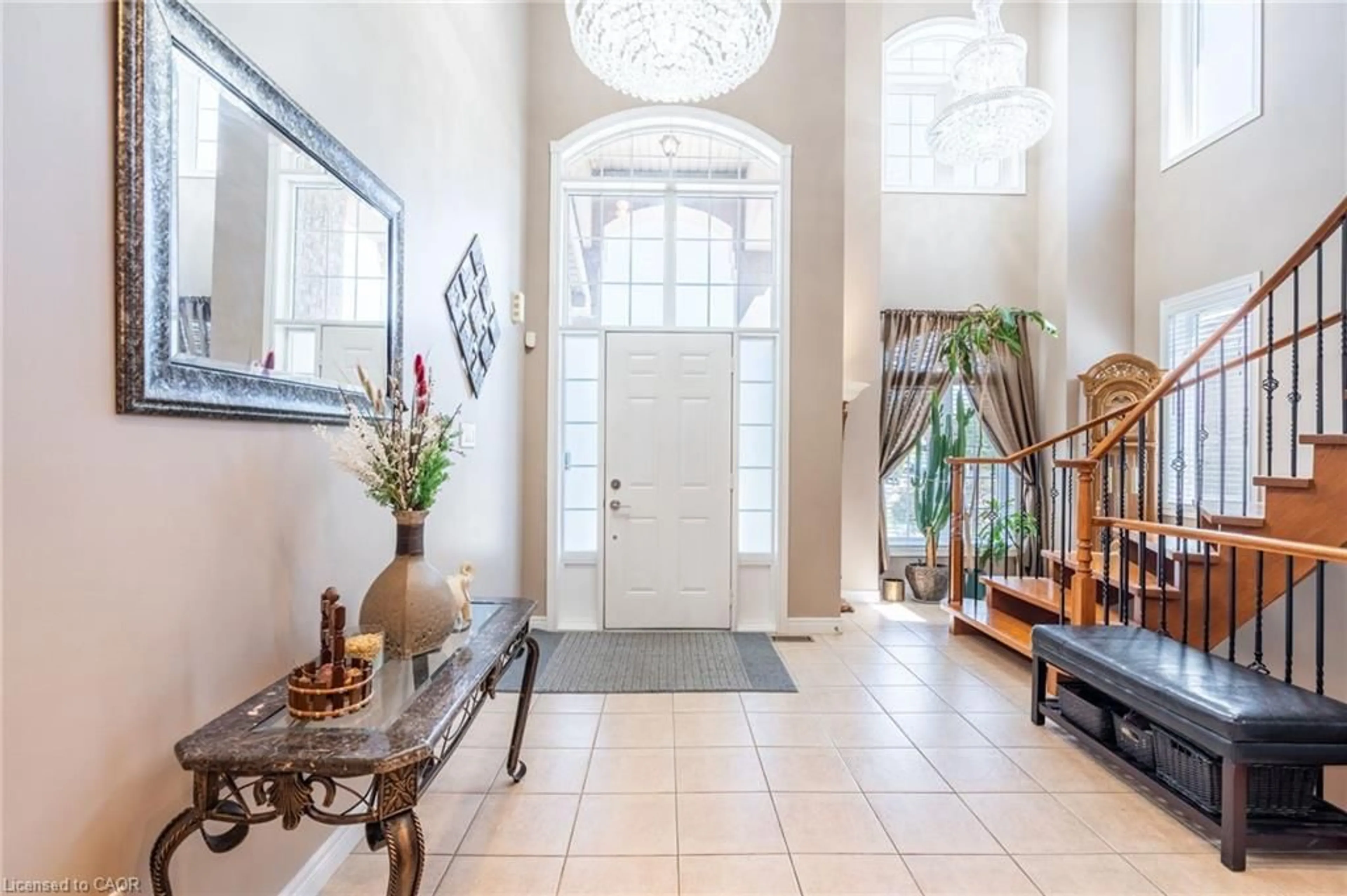 Indoor entryway for 24 Edgecroft Cres, Stoney Creek Ontario L8J 3Y6