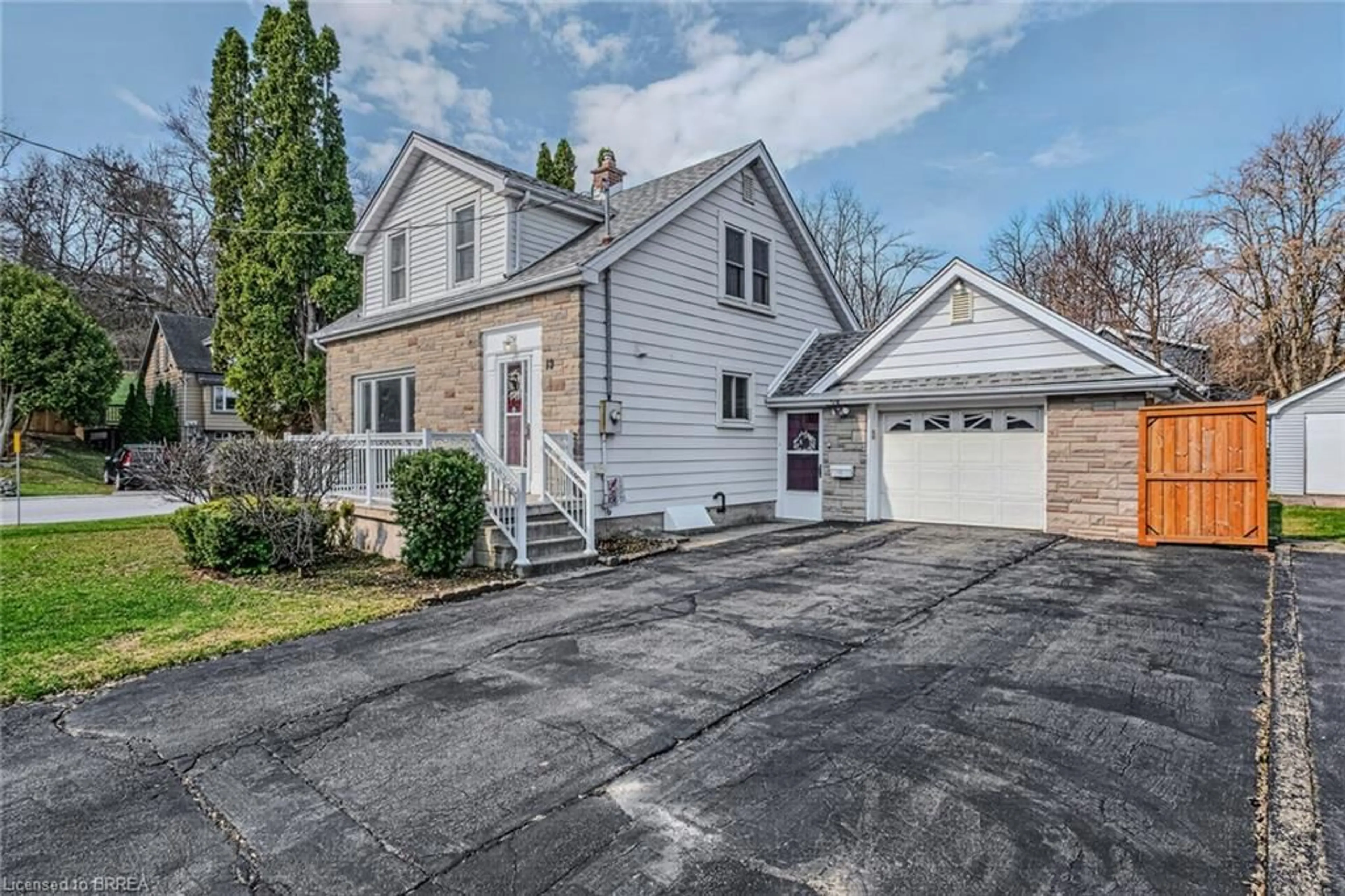 A pic from outside/outdoor area/front of a property/back of a property/a pic from drone, street for 19 Lyndsay St, Brantford Ontario N3T 2C5