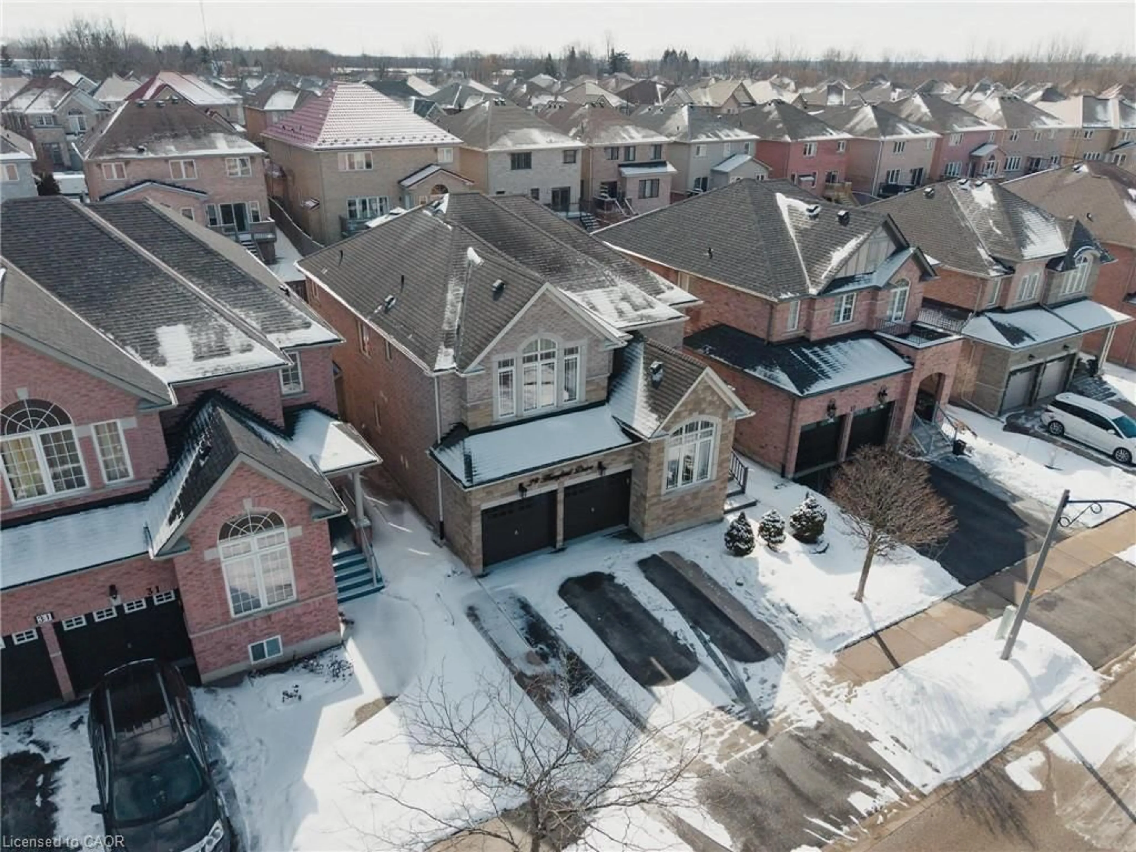 A pic from outside/outdoor area/front of a property/back of a property/a pic from drone, street for 29 Hansford Dr, Brantford Ontario N3S 0B6