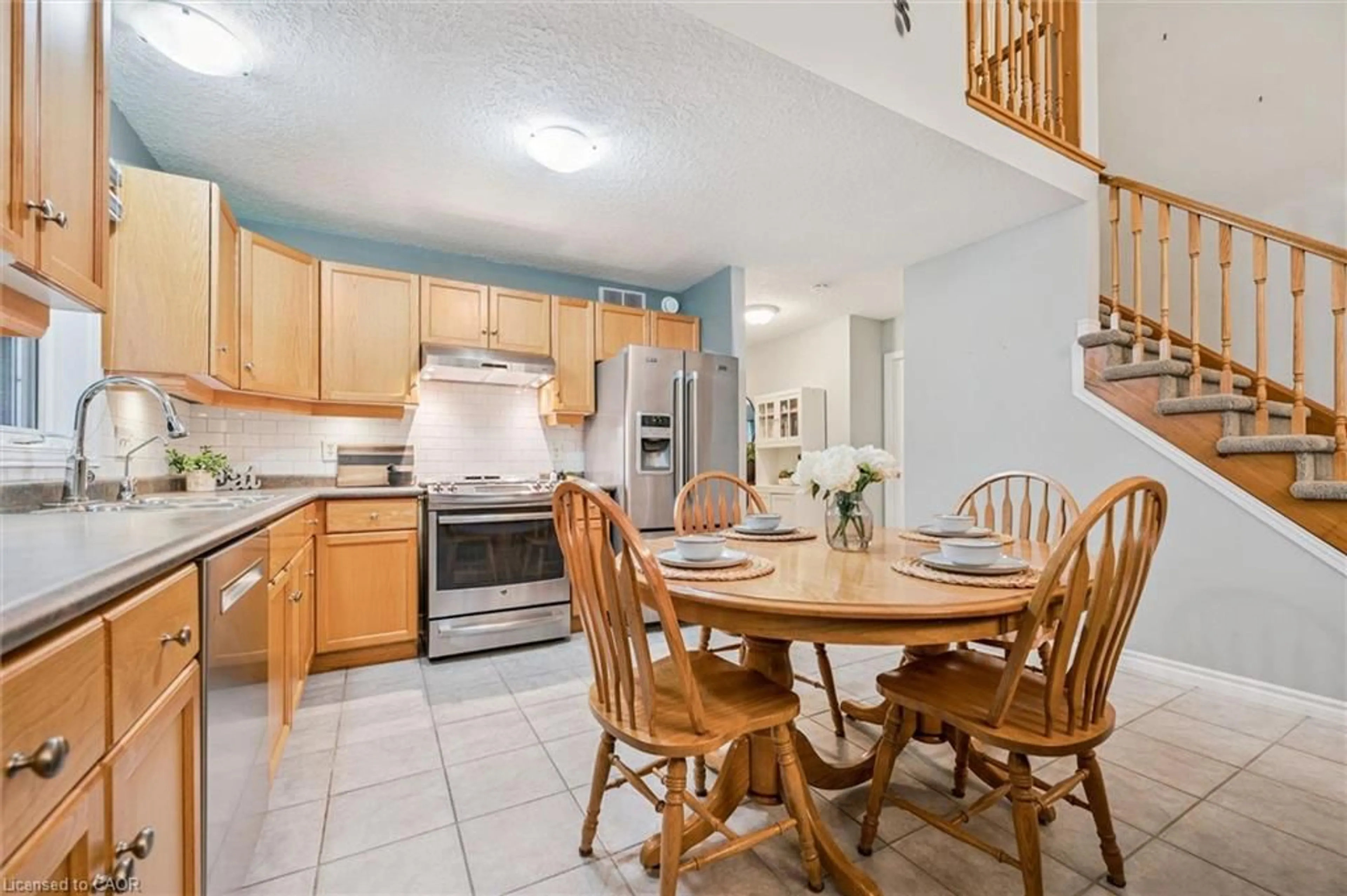 Open concept kitchen, unknown for 32 Scott St, Fergus Ontario N1M 3S2