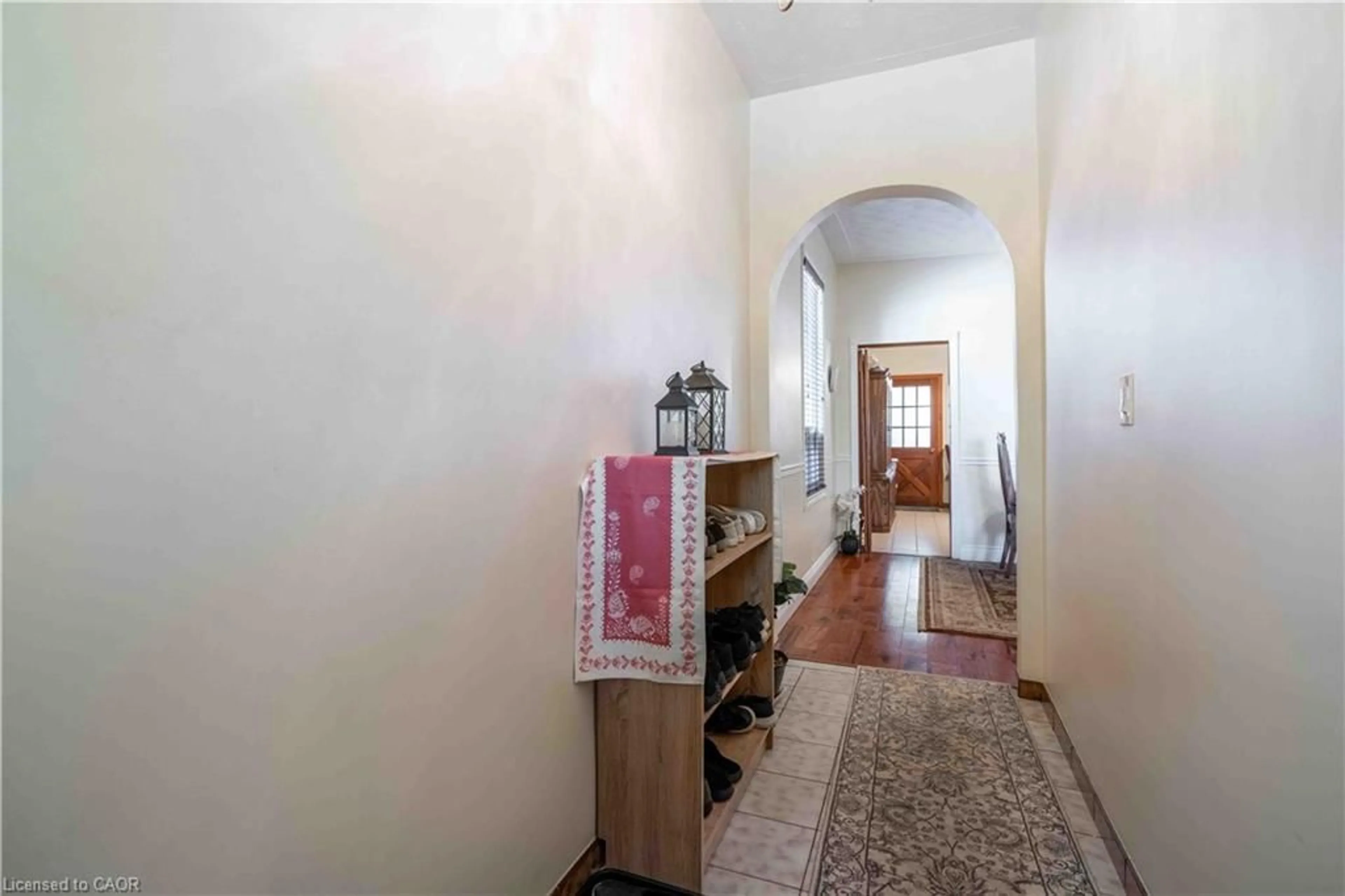 Indoor foyer for 20 Milton Ave, Hamilton Ontario L8L 6E6