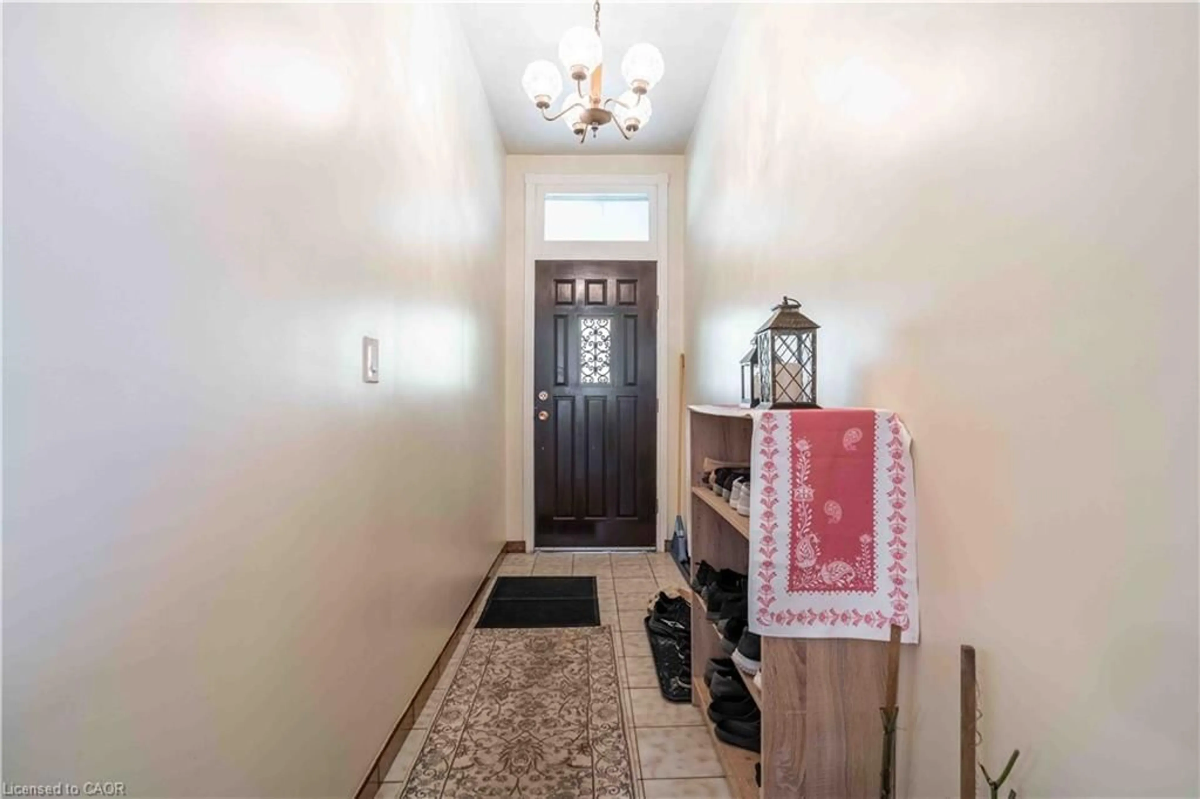 Indoor entryway for 20 Milton Ave, Hamilton Ontario L8L 6E6