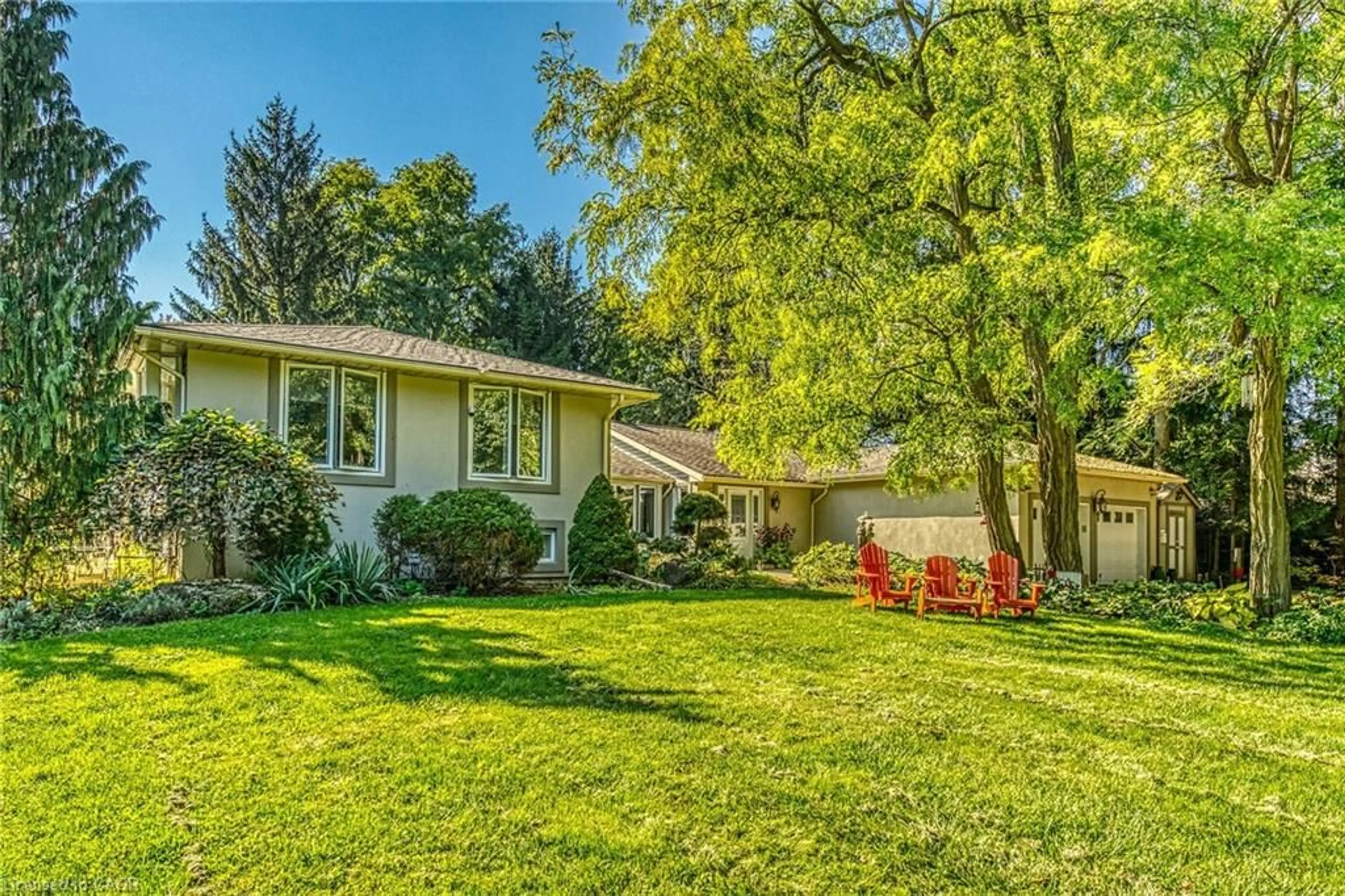 Home with vinyl exterior material, street for 5590 Blind Line, Burlington Ontario L7P 0B2