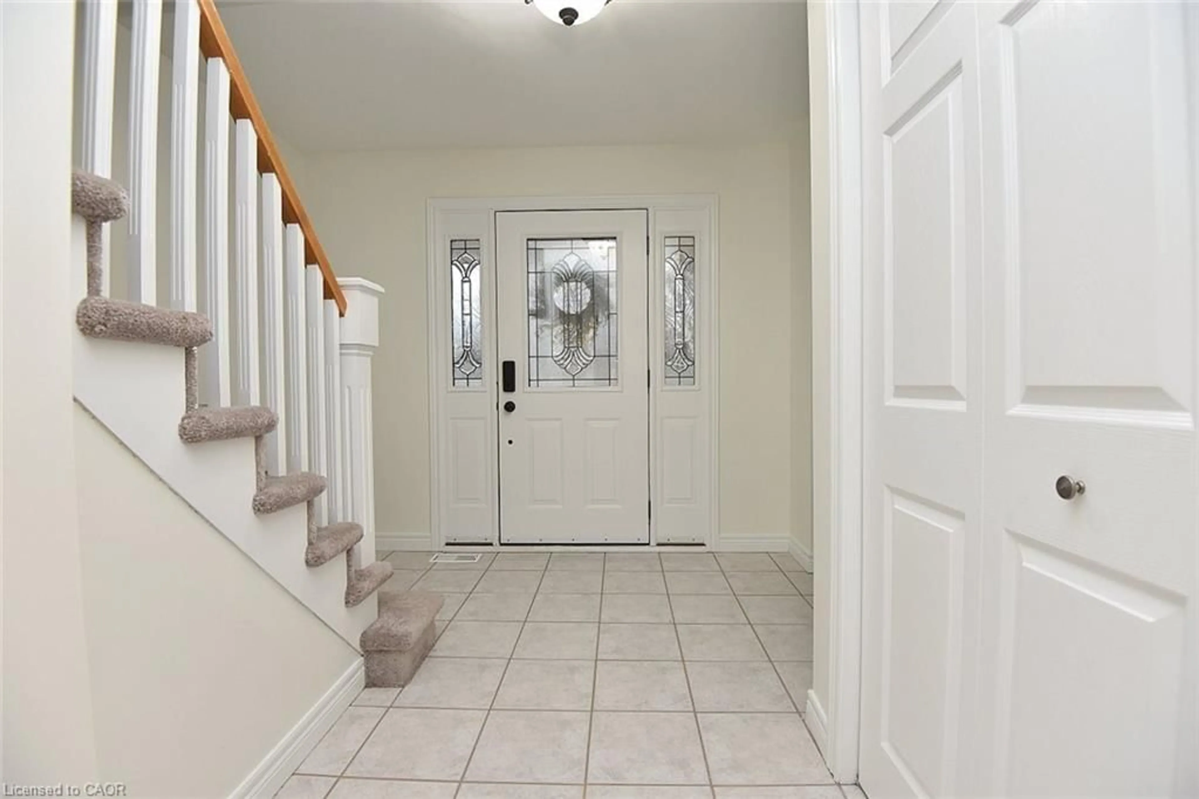 Indoor foyer for 22 San Remo Dr, Hamilton Ontario L9C 5N3