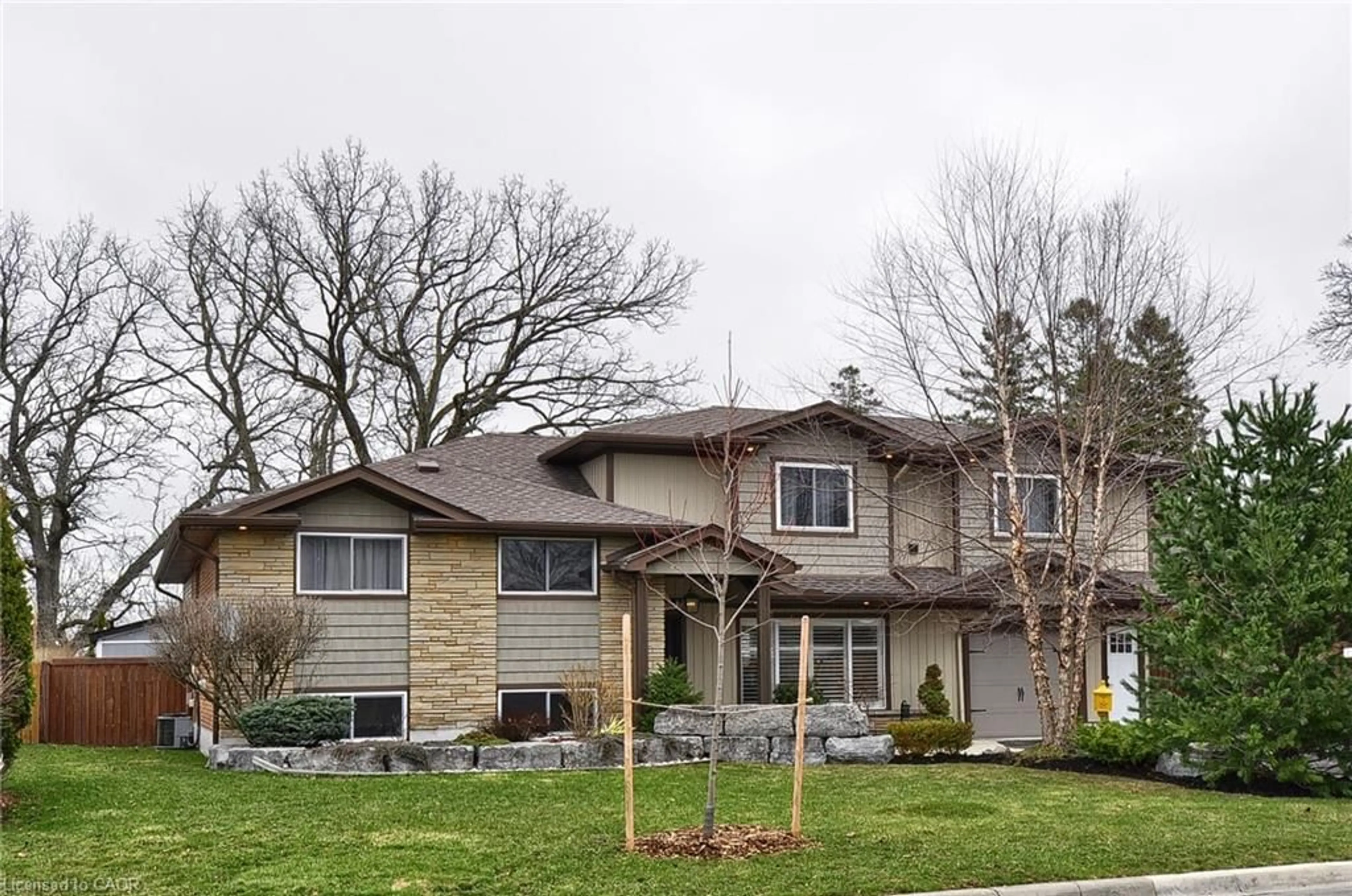 Home with vinyl exterior material, street for 19 Woodland Dr, Cambridge Ontario N1R 2X7