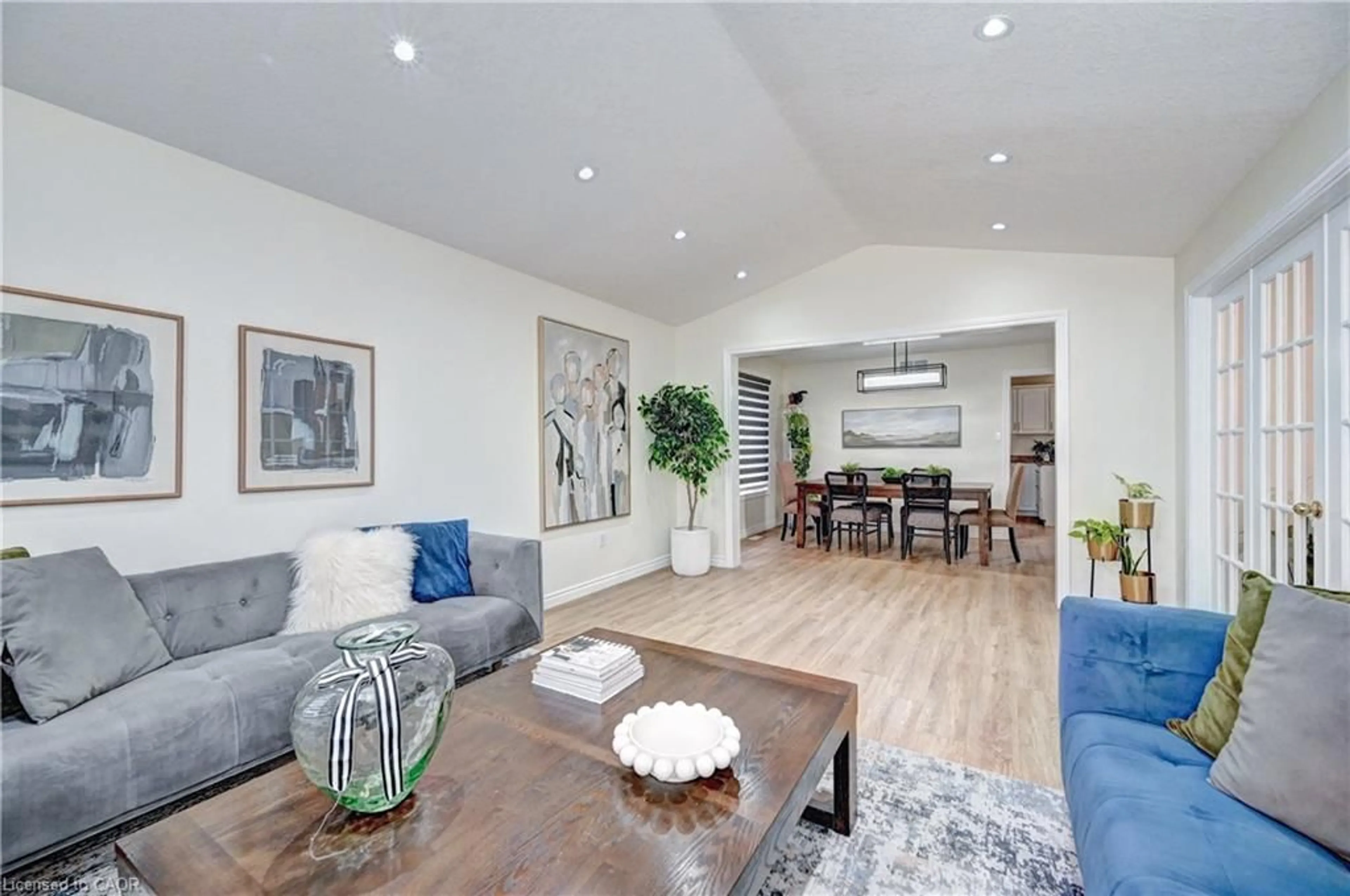 Living room with furniture, unknown for 519 Yorkshire Dr, Waterloo Ontario N2T 2V1