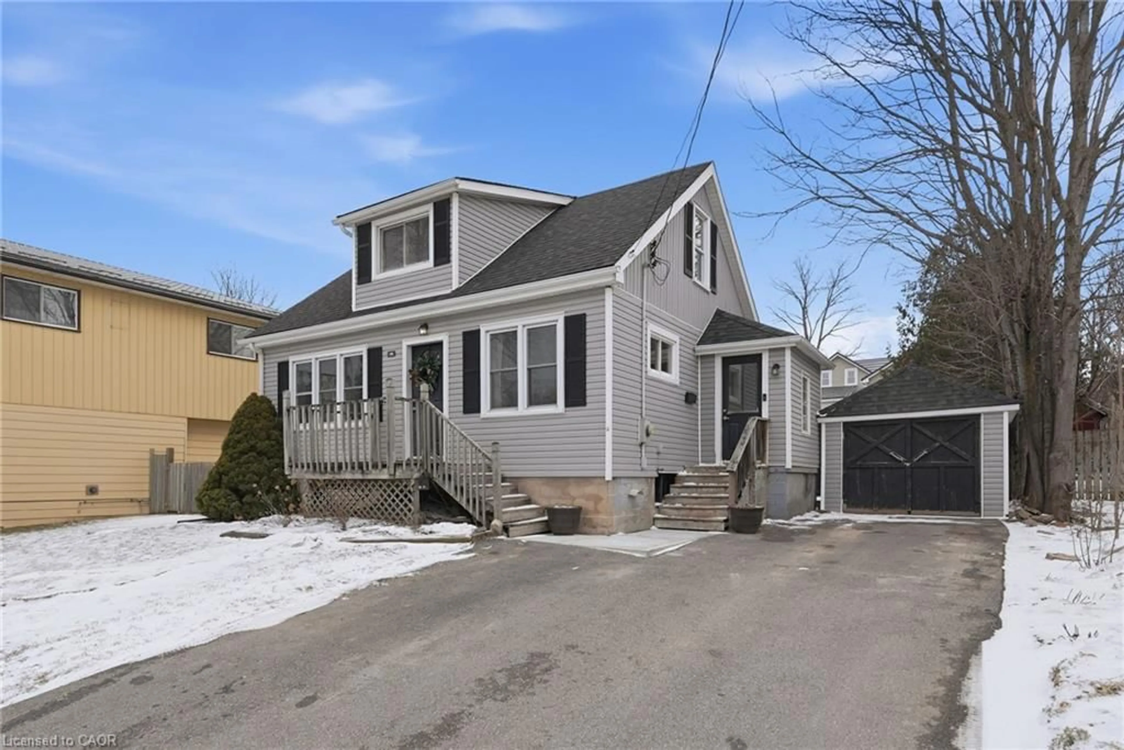 Home with vinyl exterior material, street for 196 Queen St, Fergus Ontario N1M 1S7