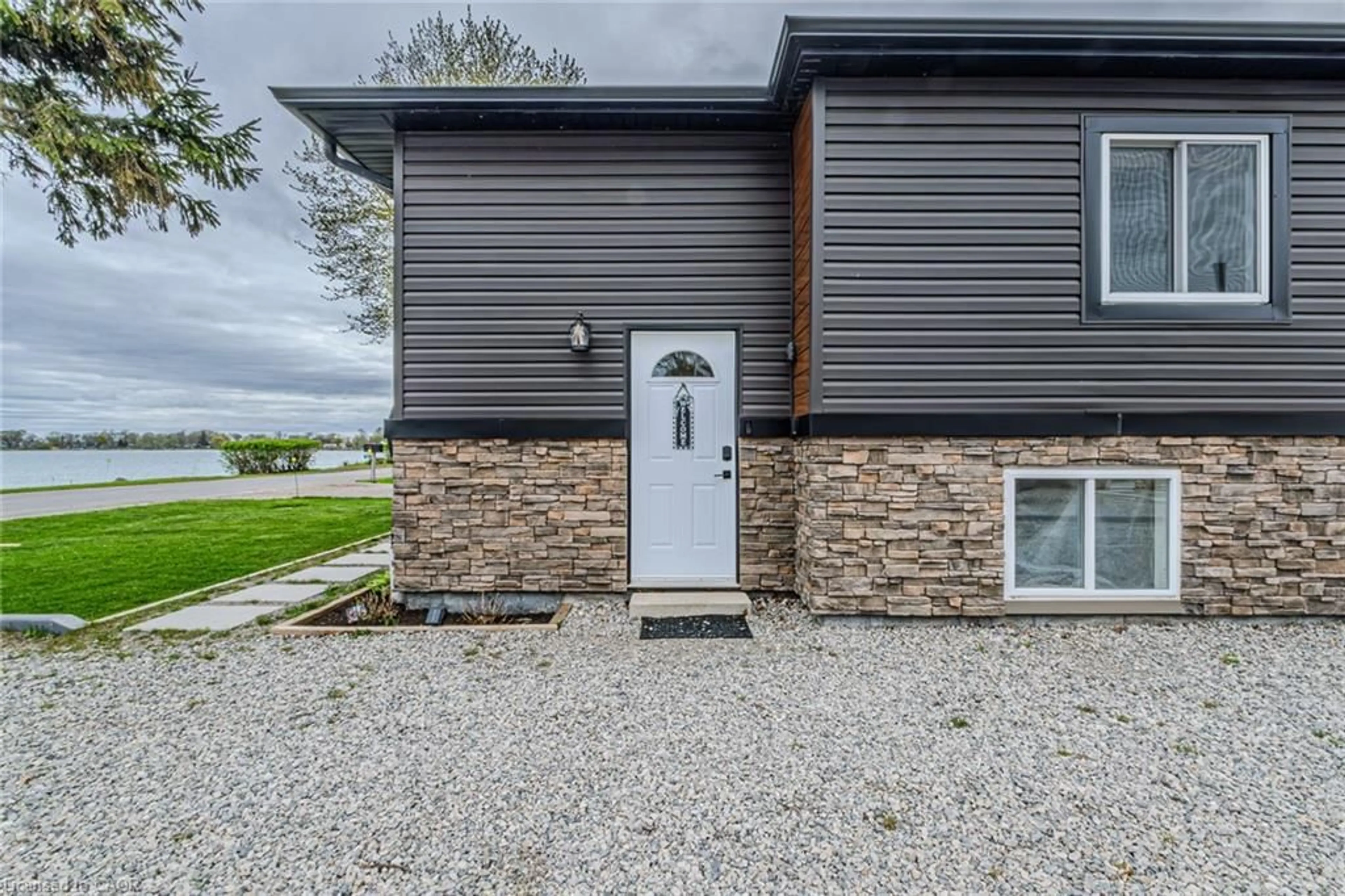 Home with vinyl exterior material, street for 1231 Lakeshore Rd, Selkirk Ontario N0A 1P0