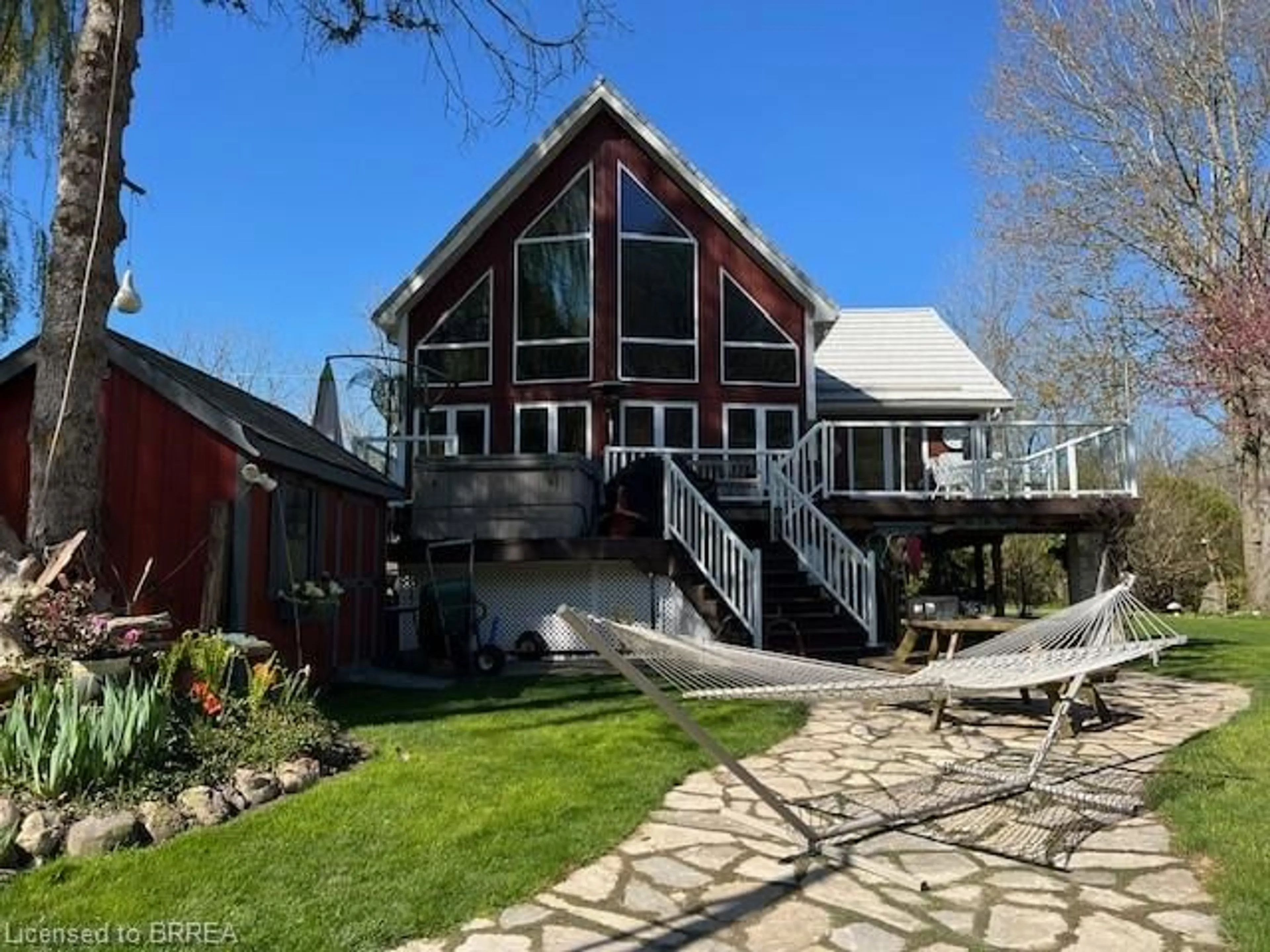 A pic from outside/outdoor area/front of a property/back of a property/a pic from drone, unknown for 3302 Colin St, Port Bruce Ontario N5H 2R2