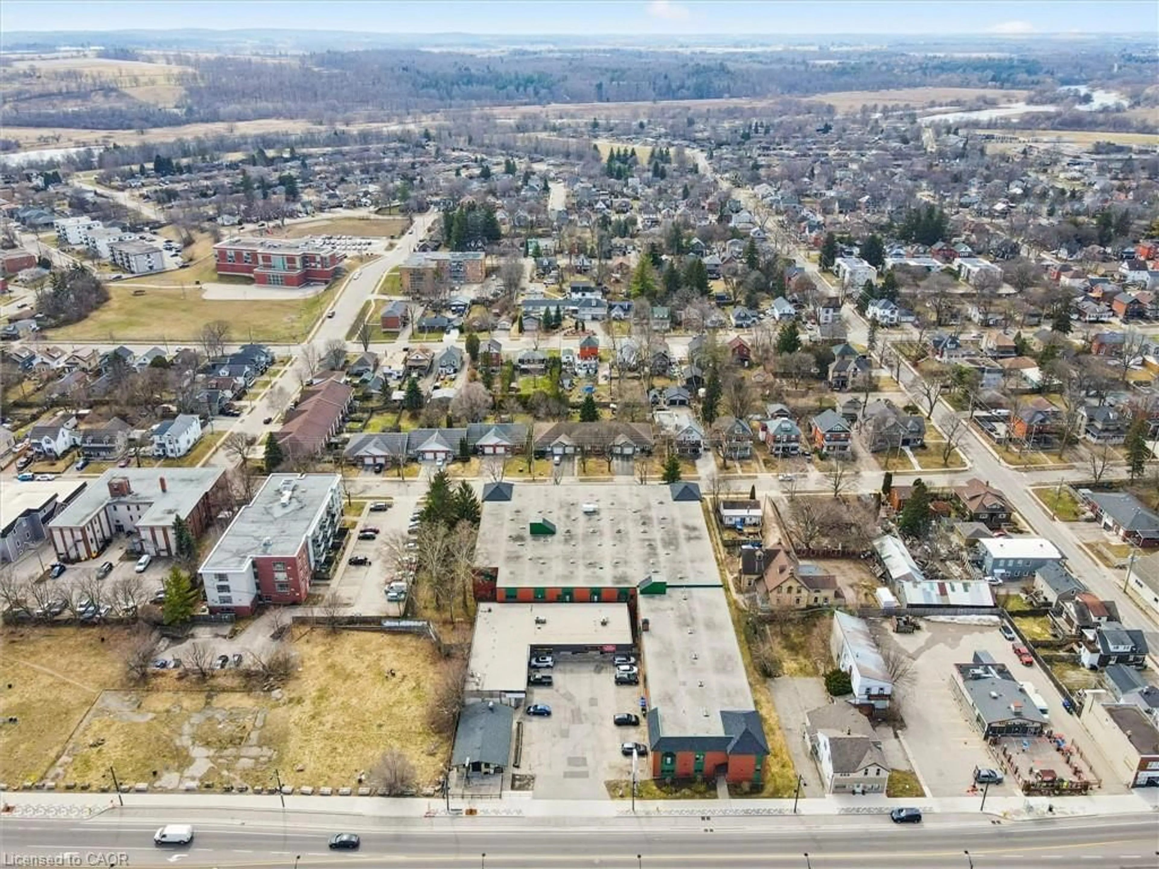 A pic from outside/outdoor area/front of a property/back of a property/a pic from drone, street for 1009 Queenston Rd #205, Cambridge Ontario N3H 3K7
