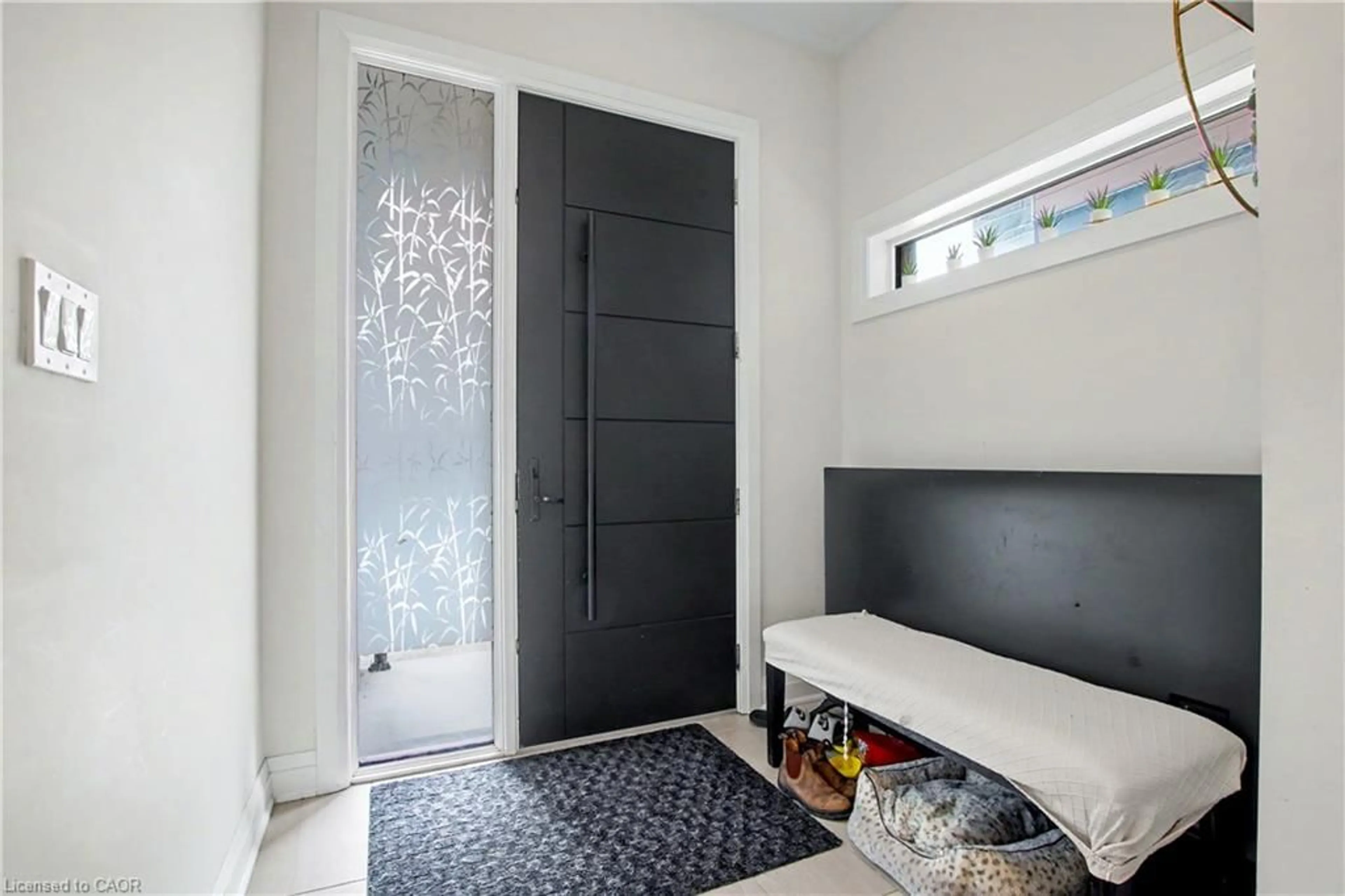 Indoor entryway for 581 Benninger Dr, Kitchener Ontario N2E 0H8