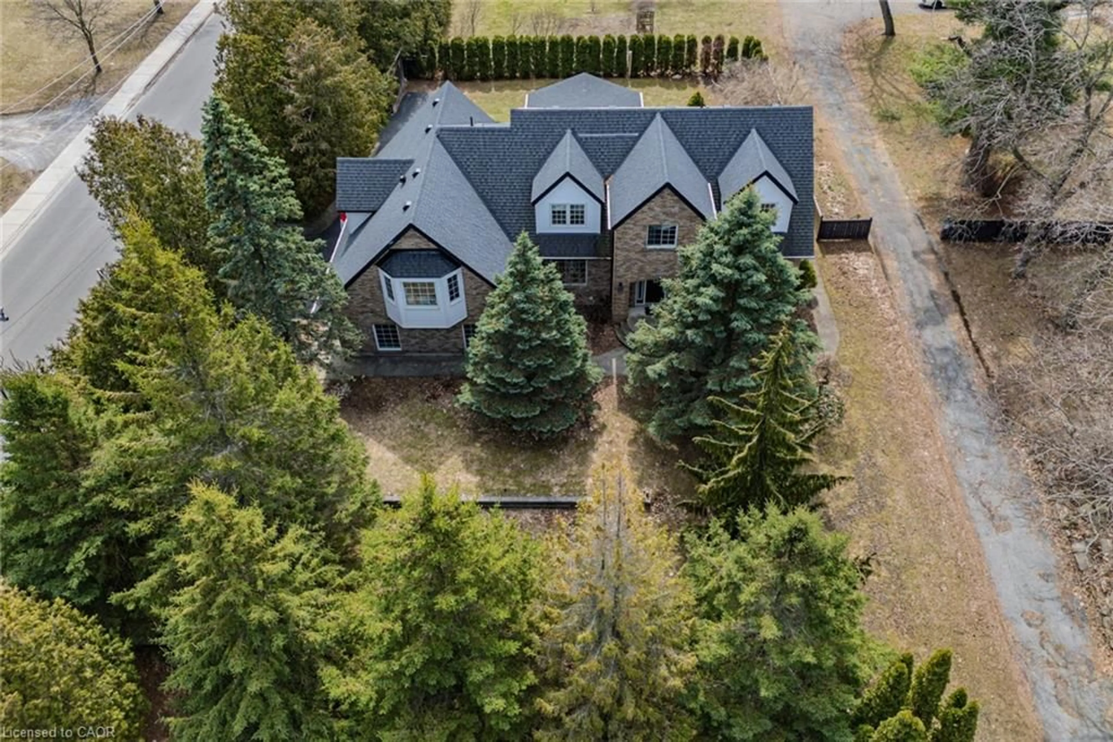 A pic from outside/outdoor area/front of a property/back of a property/a pic from drone, unknown for 208 Victoria St, Simcoe Ontario N3Y 4K2