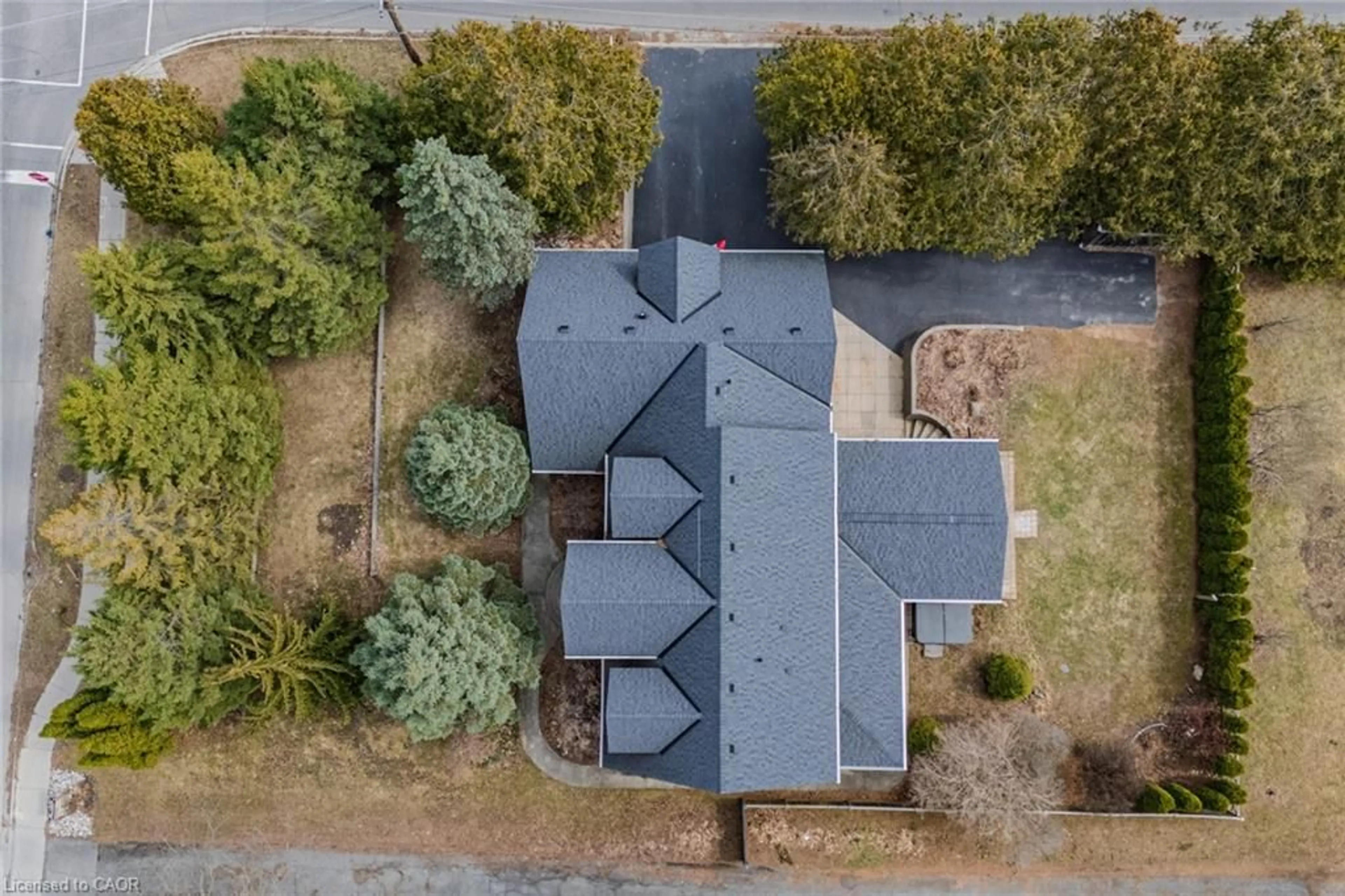 A pic from outside/outdoor area/front of a property/back of a property/a pic from drone, unknown for 208 Victoria St, Simcoe Ontario N3Y 4K2