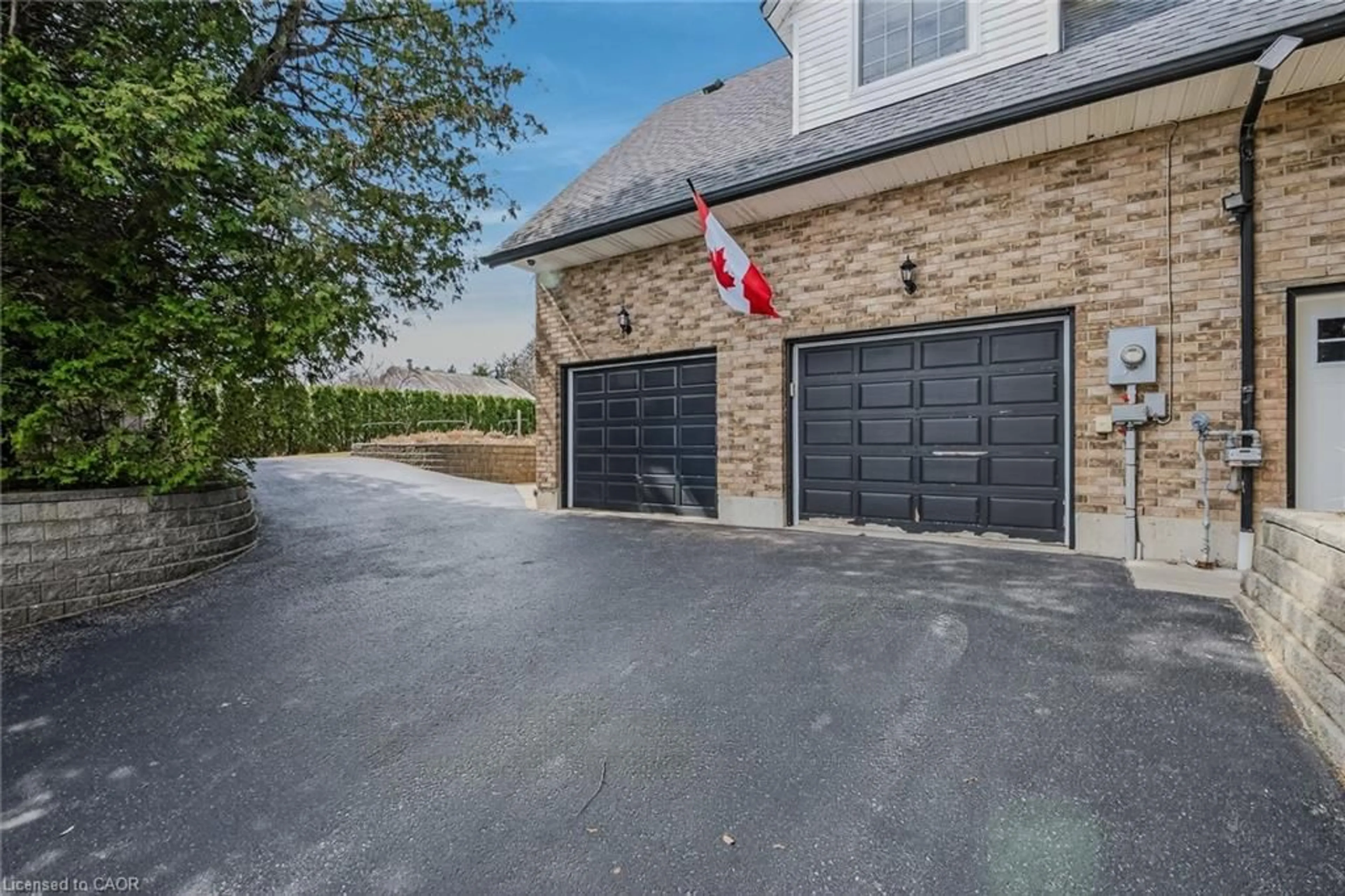 Indoor garage for 208 Victoria St, Simcoe Ontario N3Y 4K2