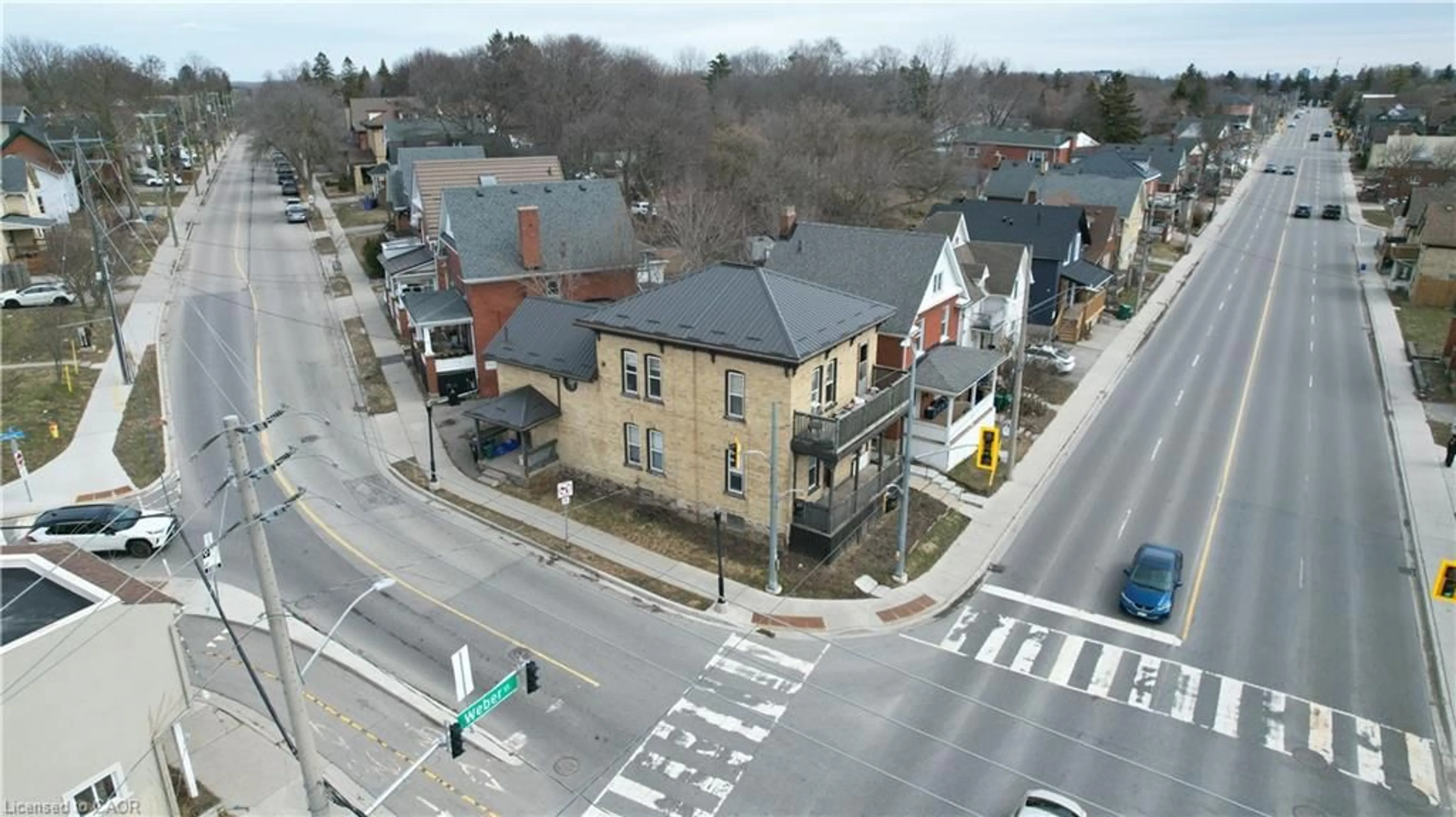 A pic from outside/outdoor area/front of a property/back of a property/a pic from drone, street for 116 Weber St, Kitchener Ontario N2H 1C9