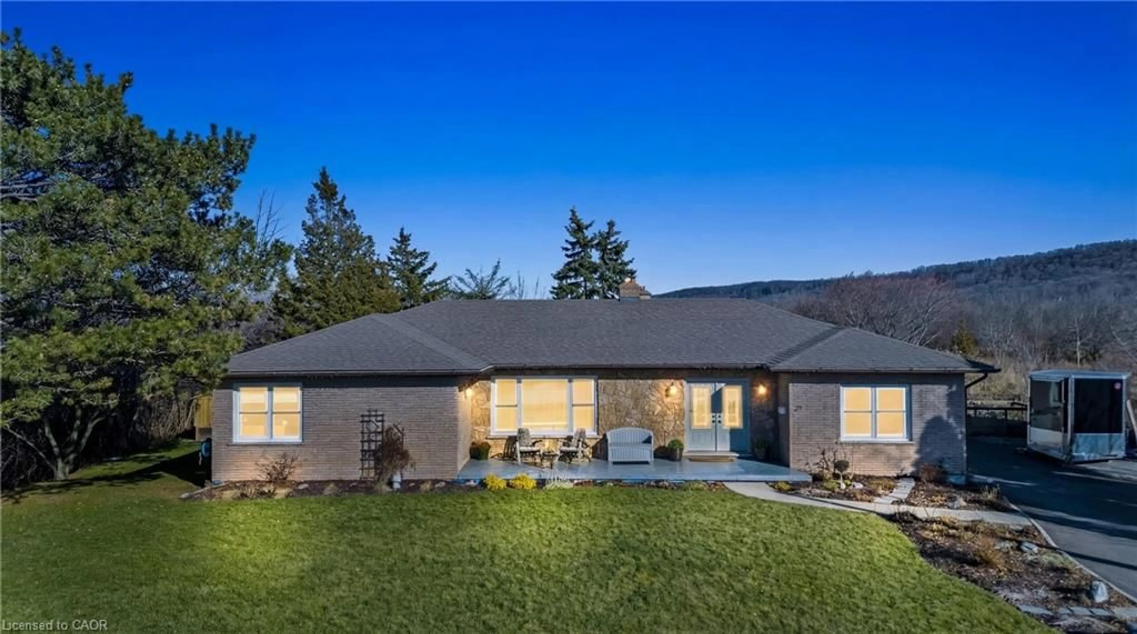 Home with vinyl exterior material, mountain view for 27 Cline Mountain Rd, Grimsby Ontario L3M 4B4