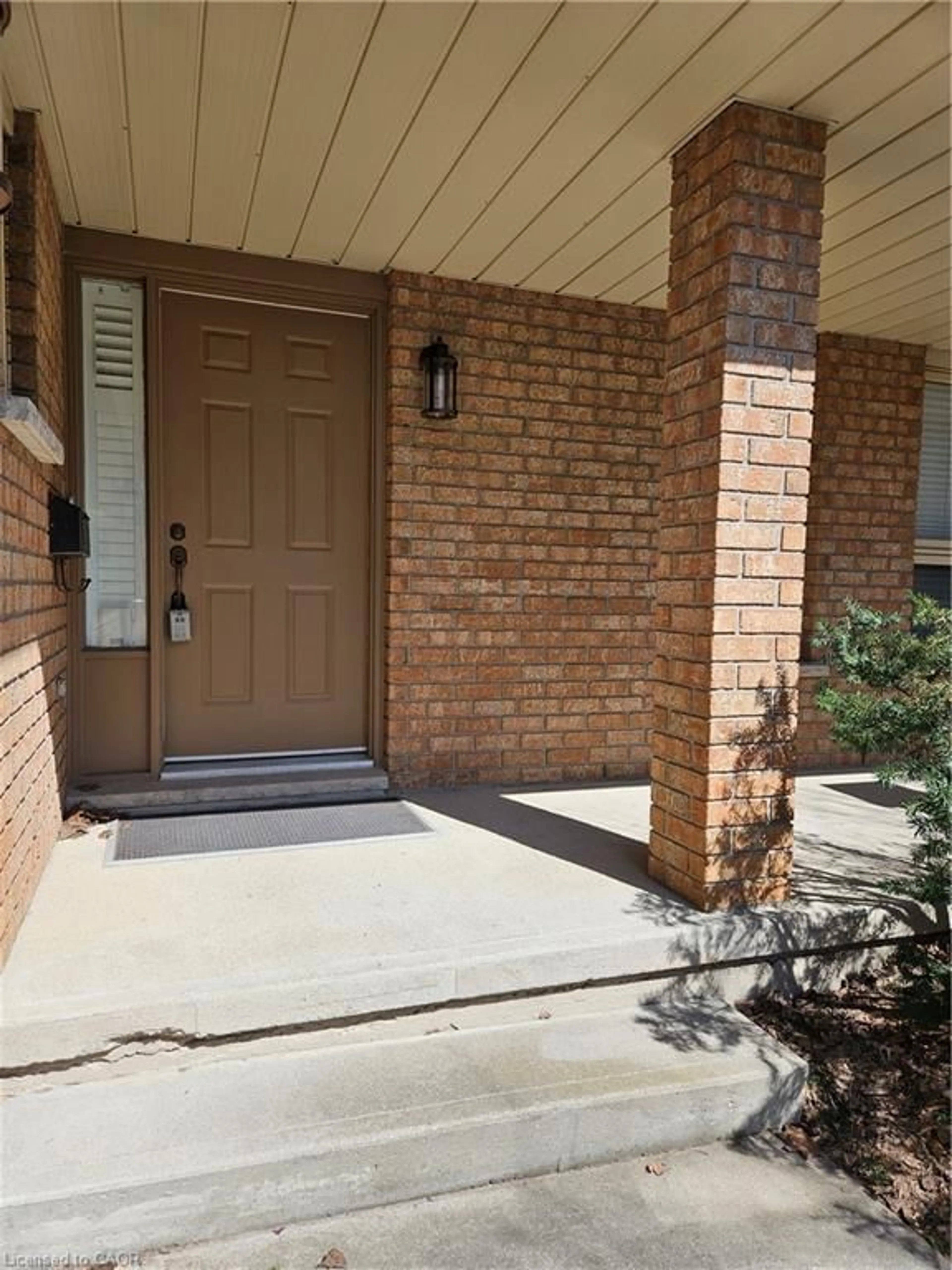 Indoor entryway for 594 Hunters Pl, Waterloo Ontario N2K 3L3