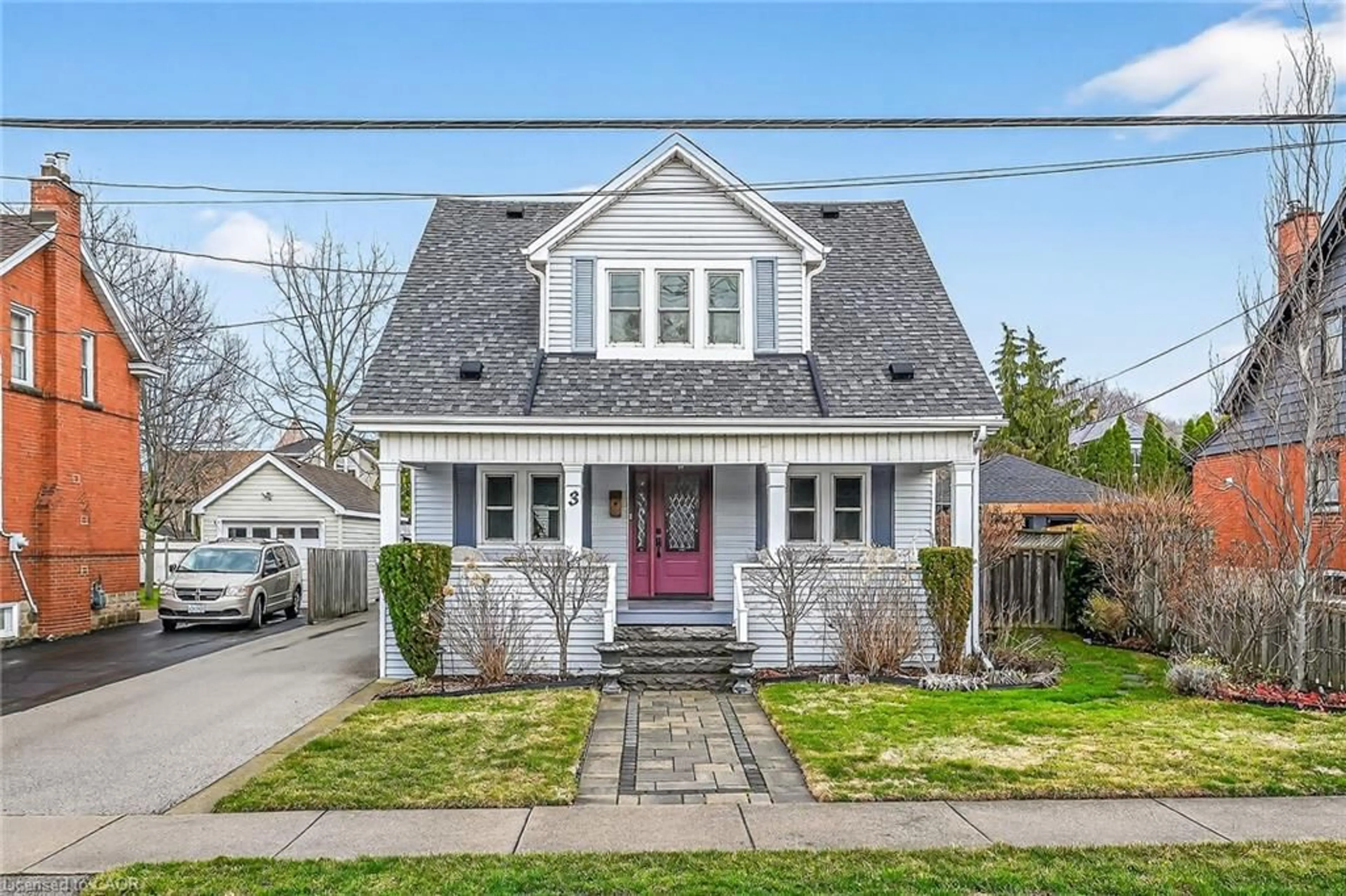 Home with vinyl exterior material, street for 3 Second St, Stoney Creek Ontario L8G 1R4