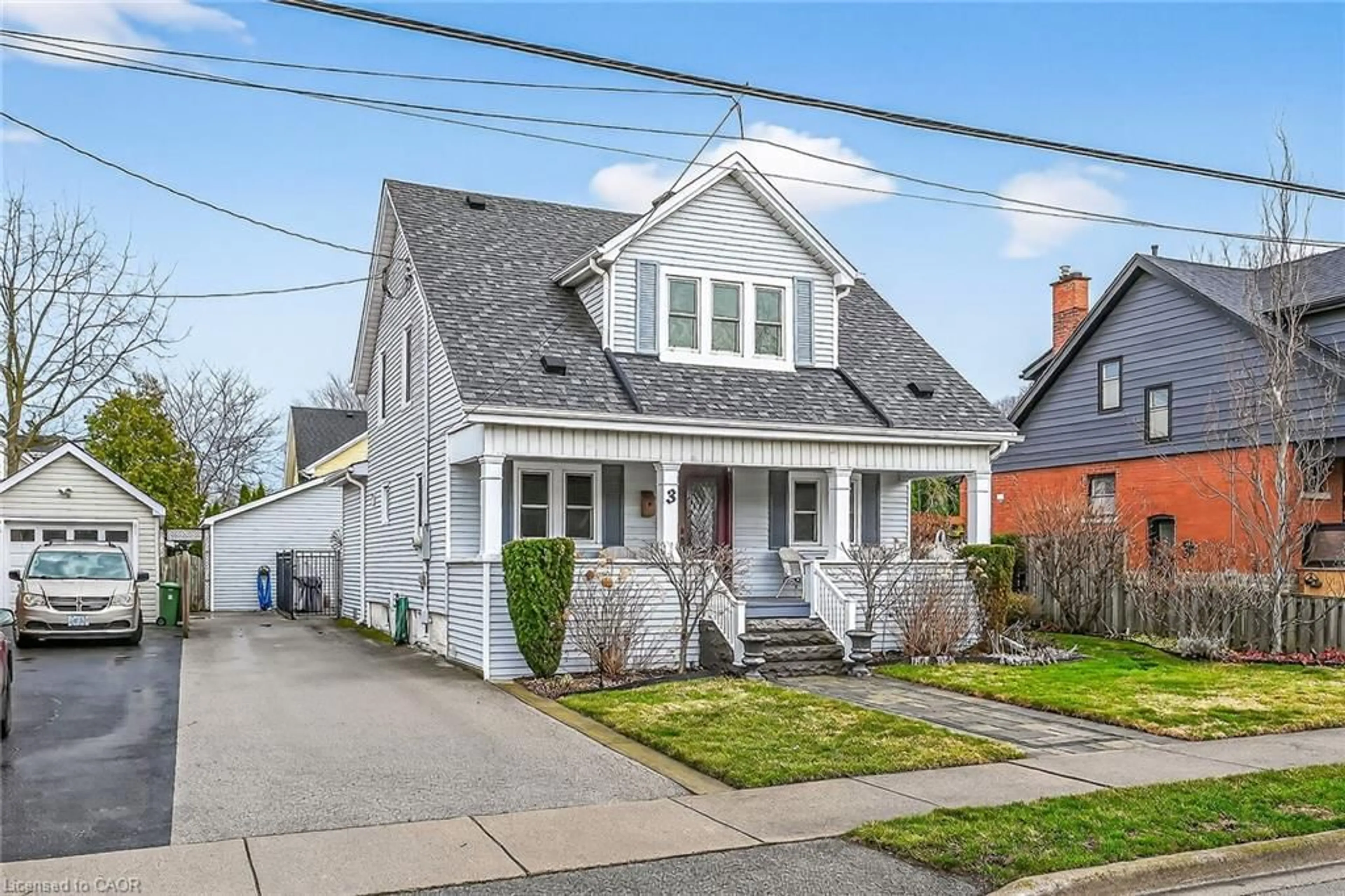 Home with vinyl exterior material, street for 3 Second St, Stoney Creek Ontario L8G 1R4