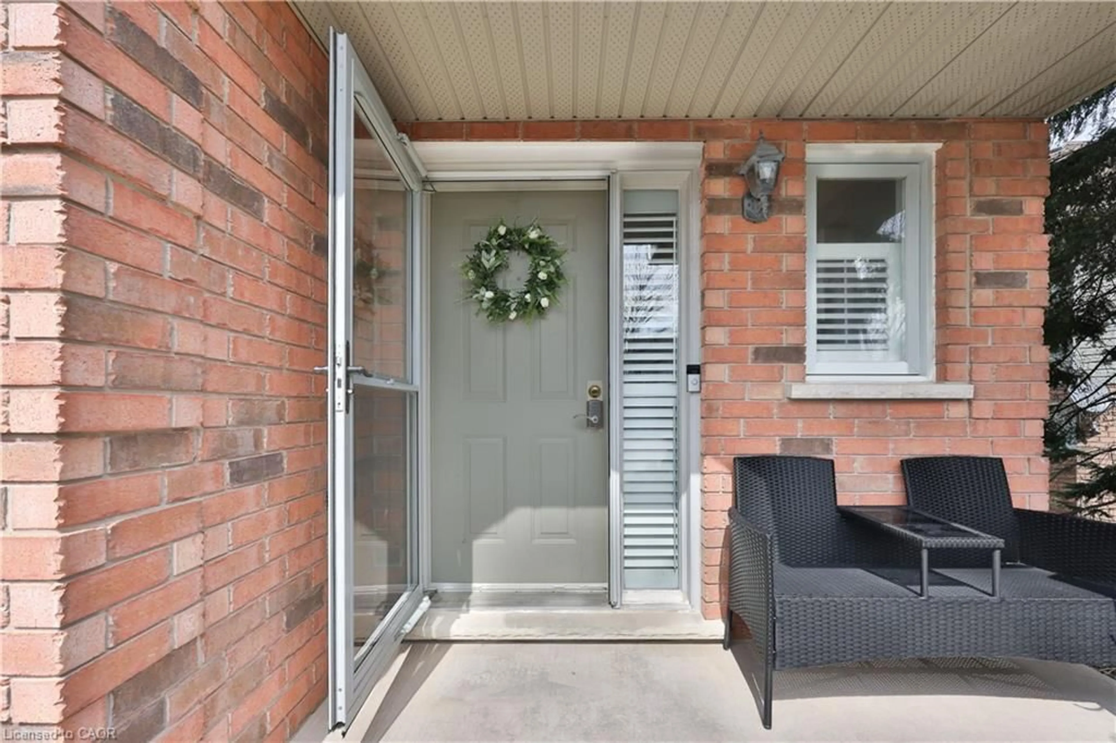 Indoor entryway for 5117 St. George's Dr, Beamsville Ontario L0R 1B7