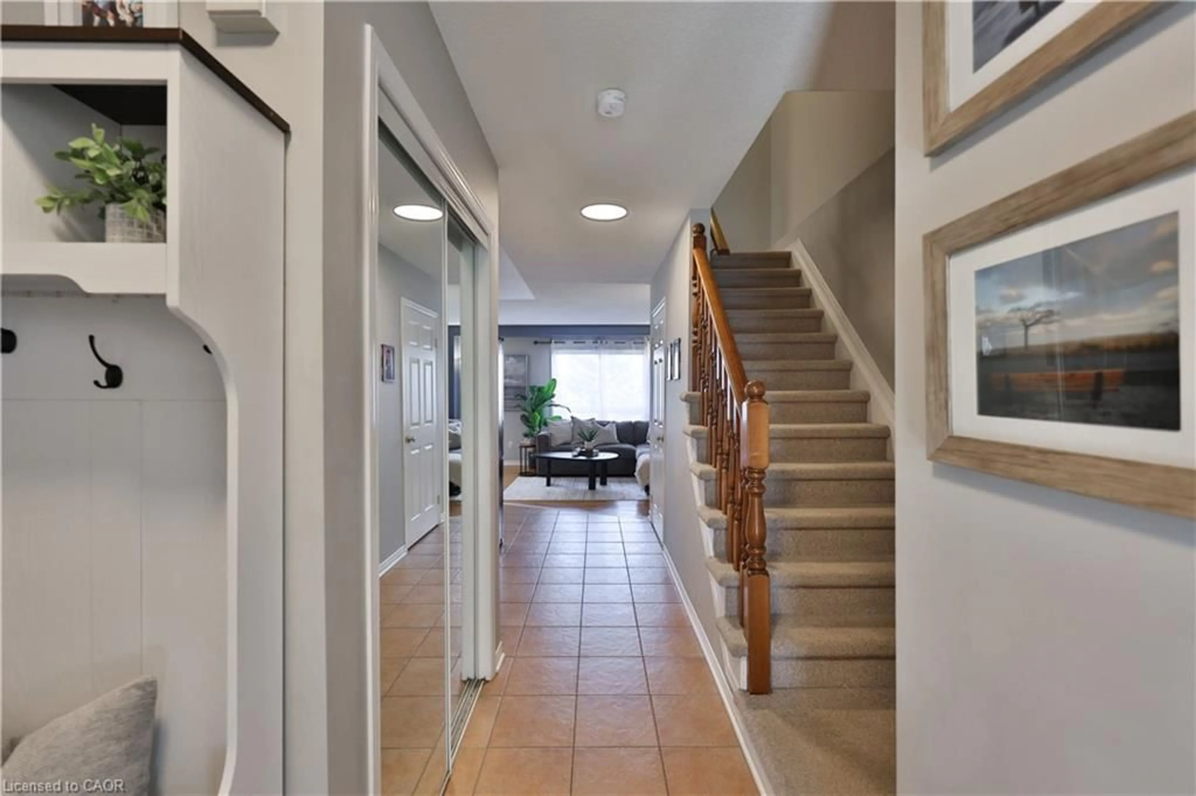 Indoor foyer for 5117 St. George's Dr, Beamsville Ontario L0R 1B7
