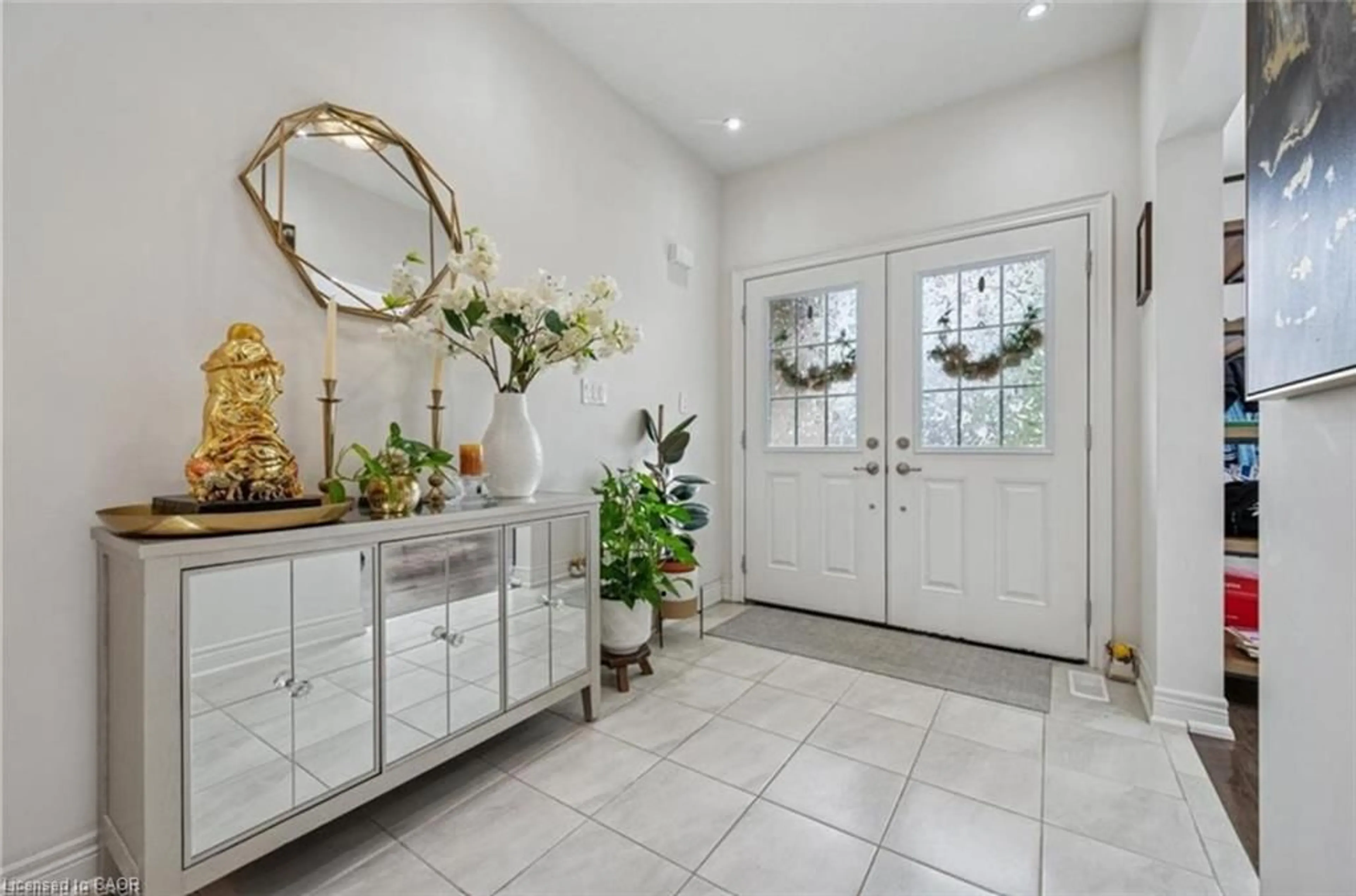 Indoor entryway for 77 Eaglecrest St, Kitchener Ontario N2K 4K1